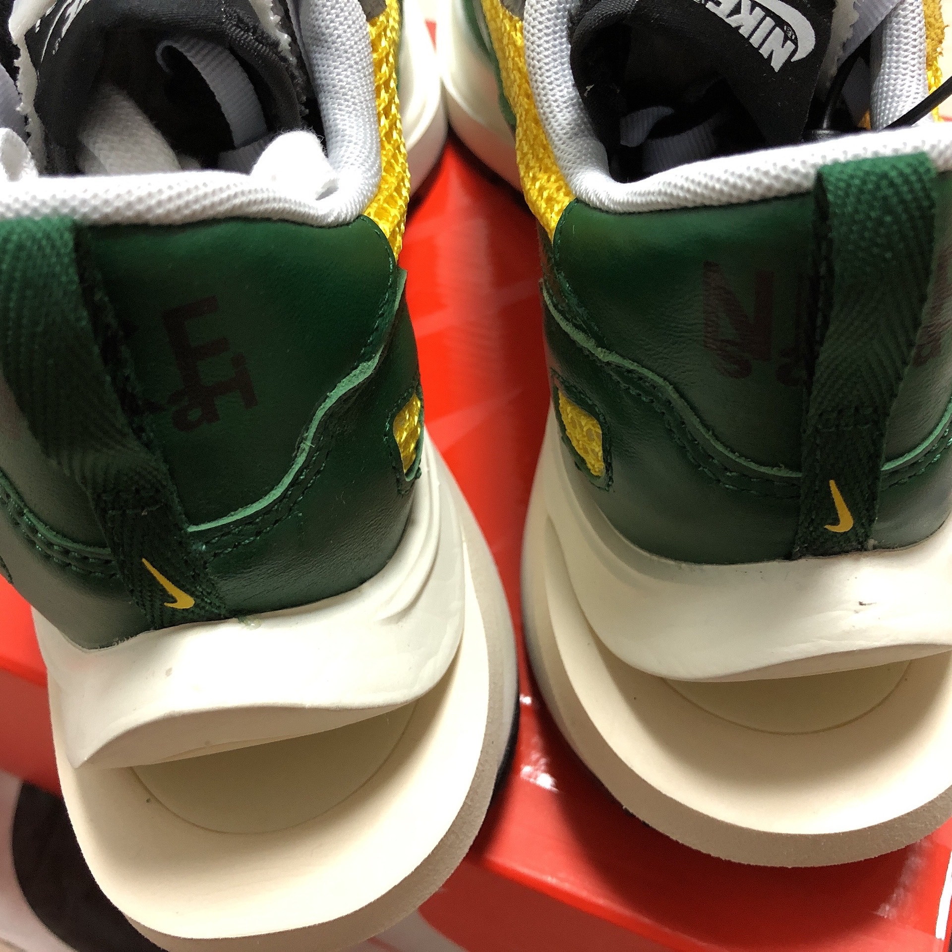 Nike x Sacai VaporWaffle Tour Yellow & Gorge Green Sail 착용 스타일 - 4