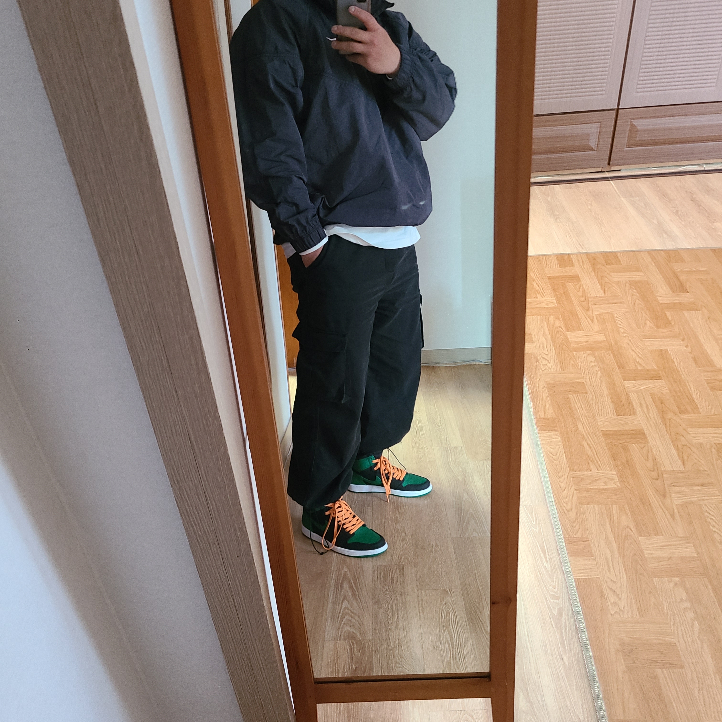 Nike x Stussy Windrunner Jacket Off Noir, Jordan 1 Retro High OG Pine Green Black 착용 스타일