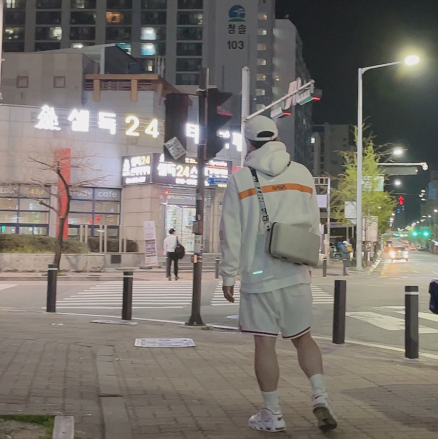 Nike Air More Uptempo White Varsity Red 2018, Off-White x Amore Pacific Protection Box (Without Cosmetics) 착용 스타일