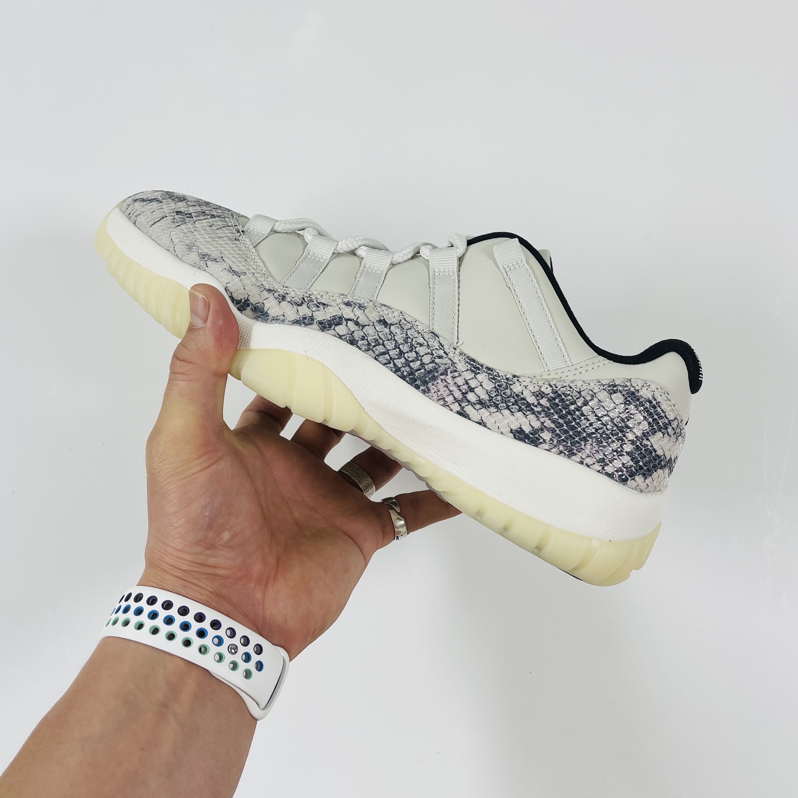 Jordan 11 Retro Low Snake Light Bone 착용 스타일 - 1