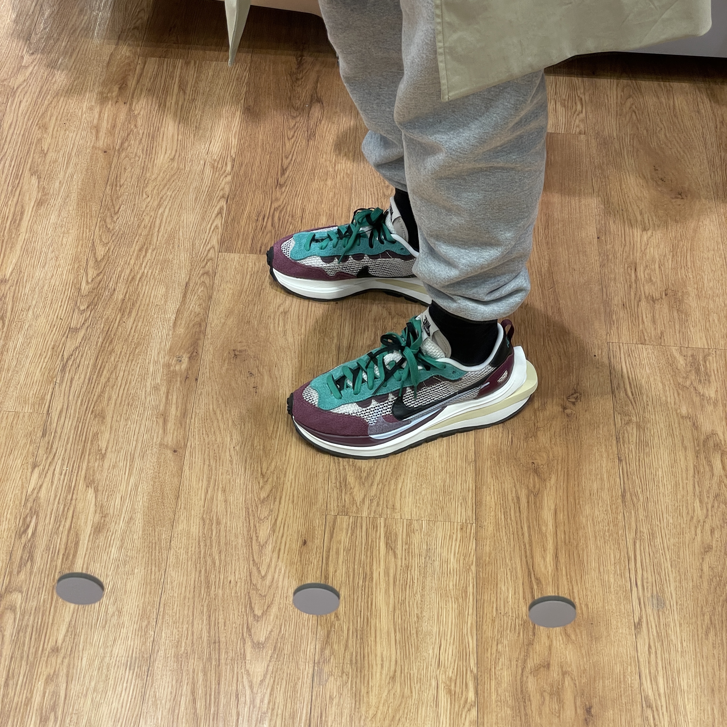 Nike x Sacai VaporWaffle String & Black Villain Red 착용 스타일