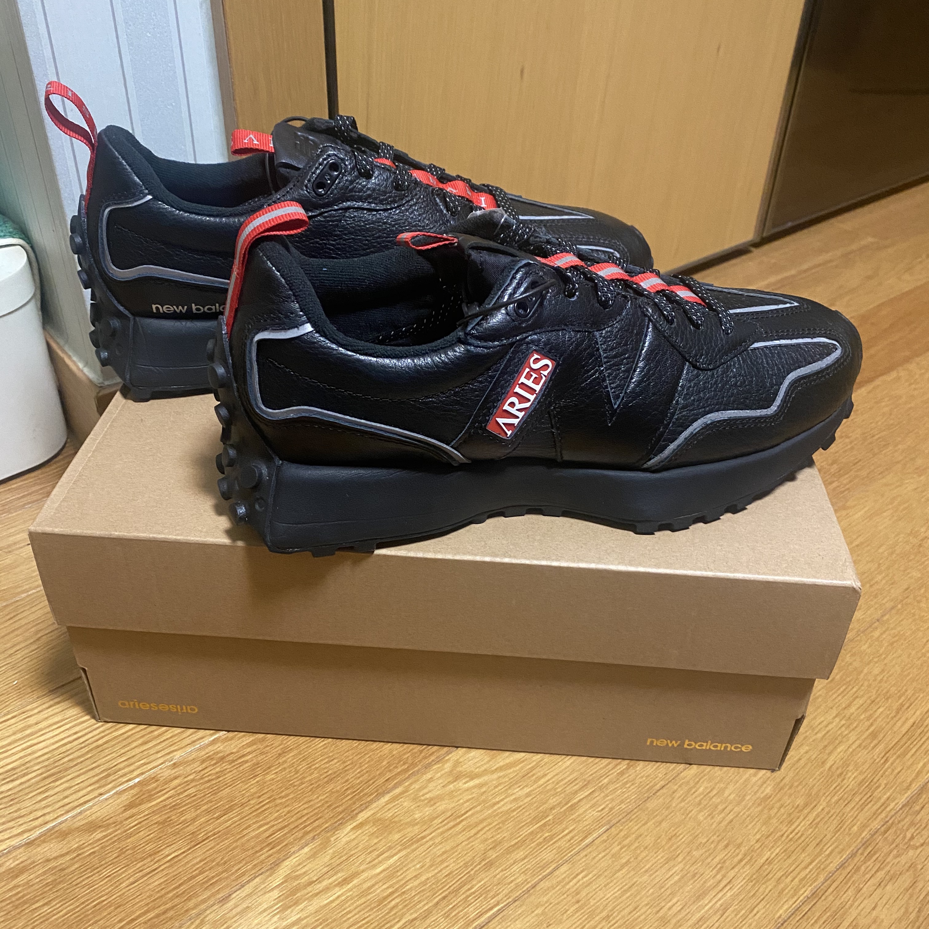 New Balance x Aries 327 Black 착용 스타일 - 1