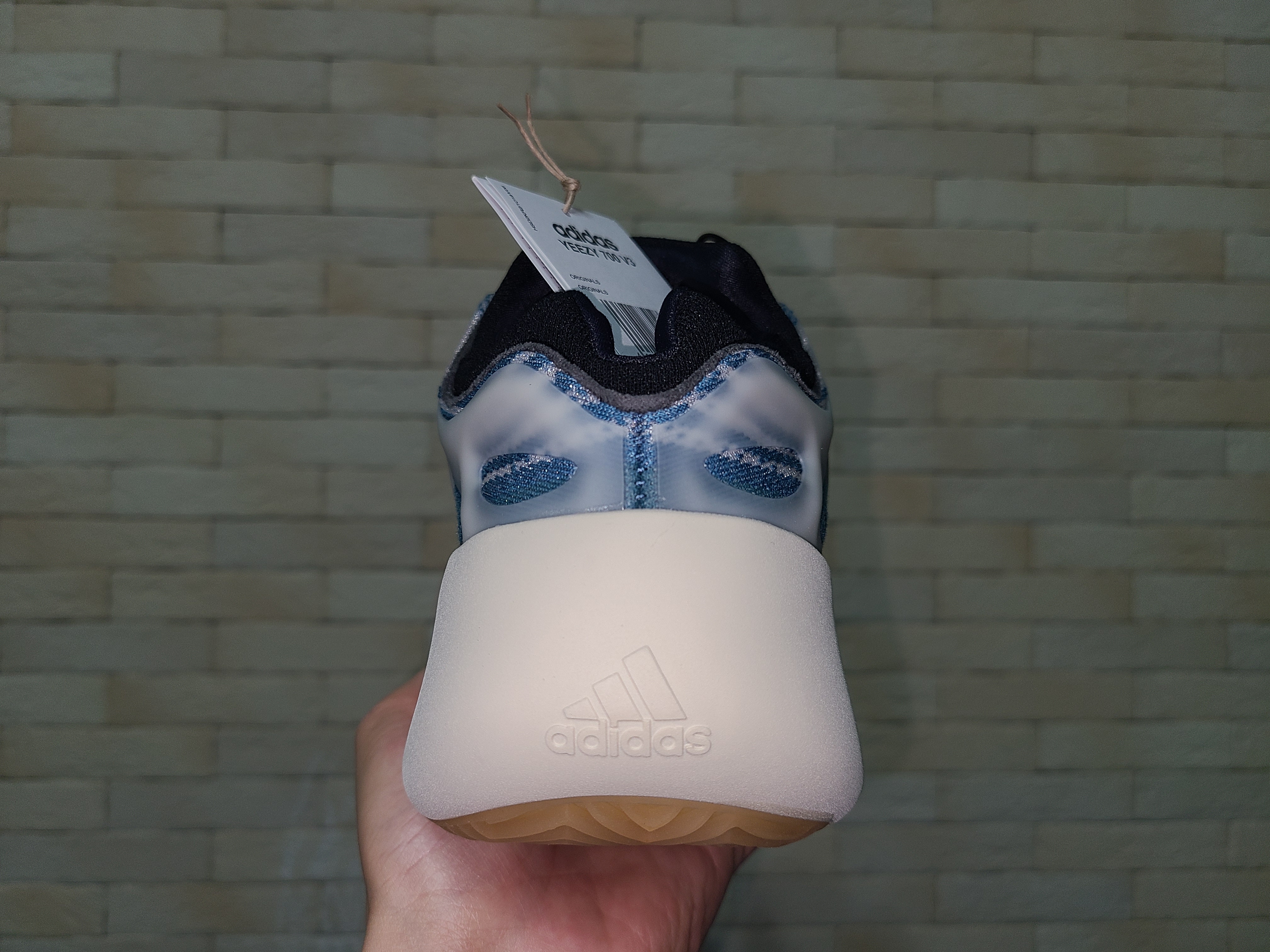 Adidas Yeezy 700 V3 Kyanite 착용 스타일 - 4
