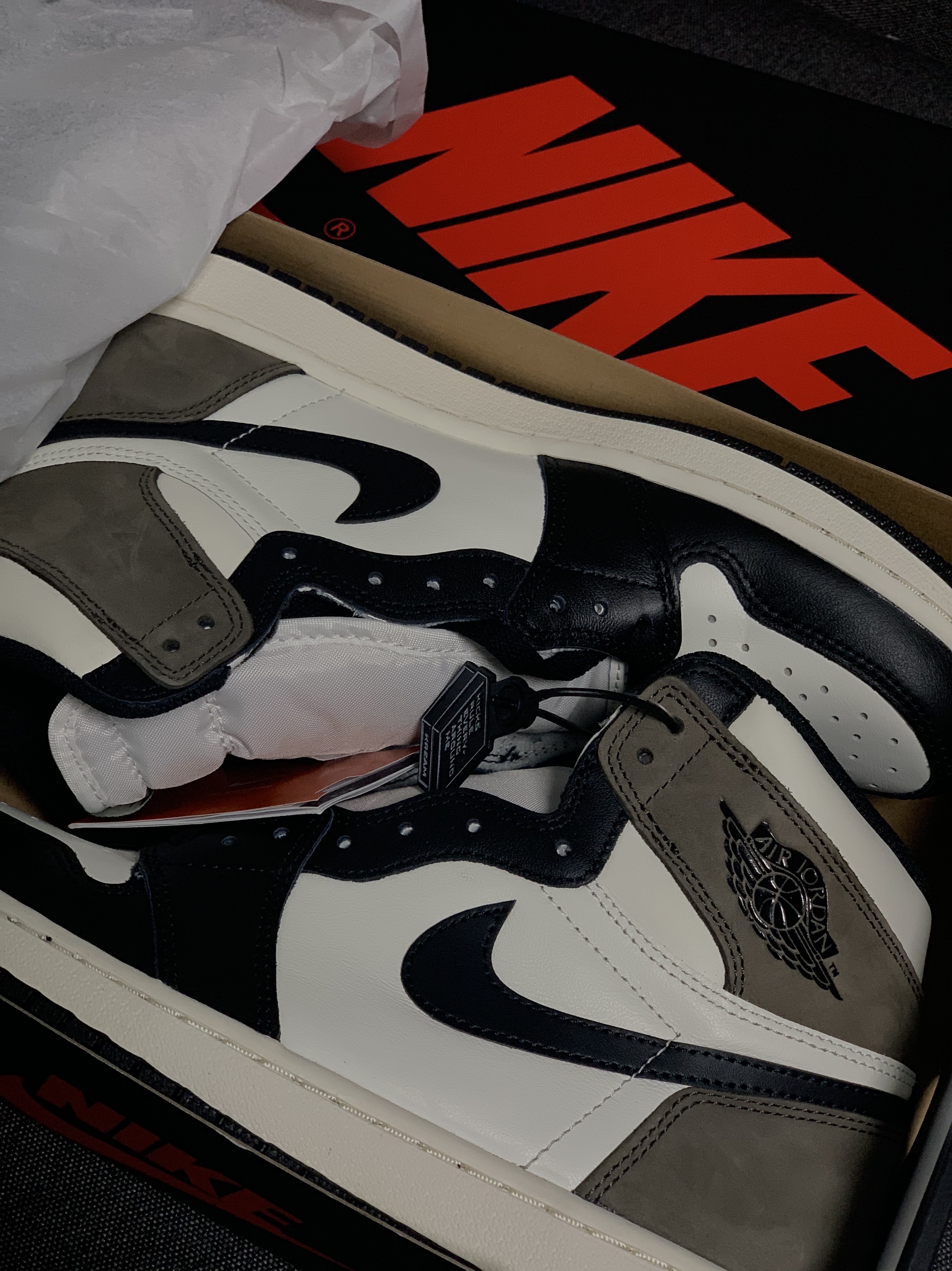 Jordan 1 Retro High OG Black Mocha 착용 스타일