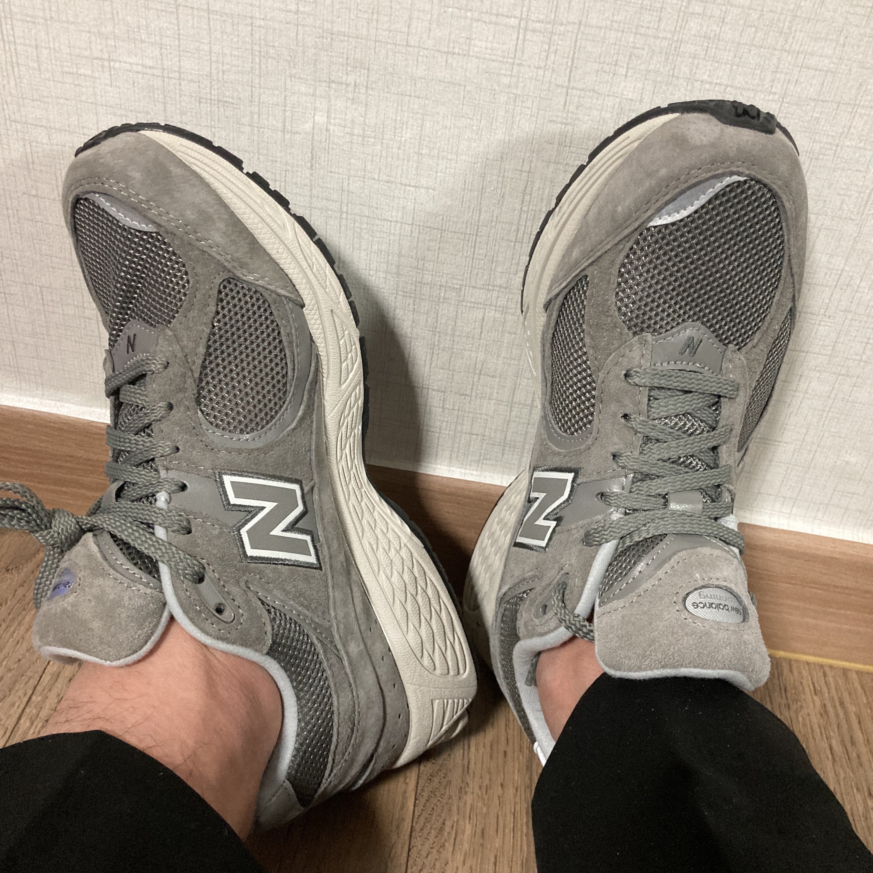 New Balance 2002R Grey 착용 스타일