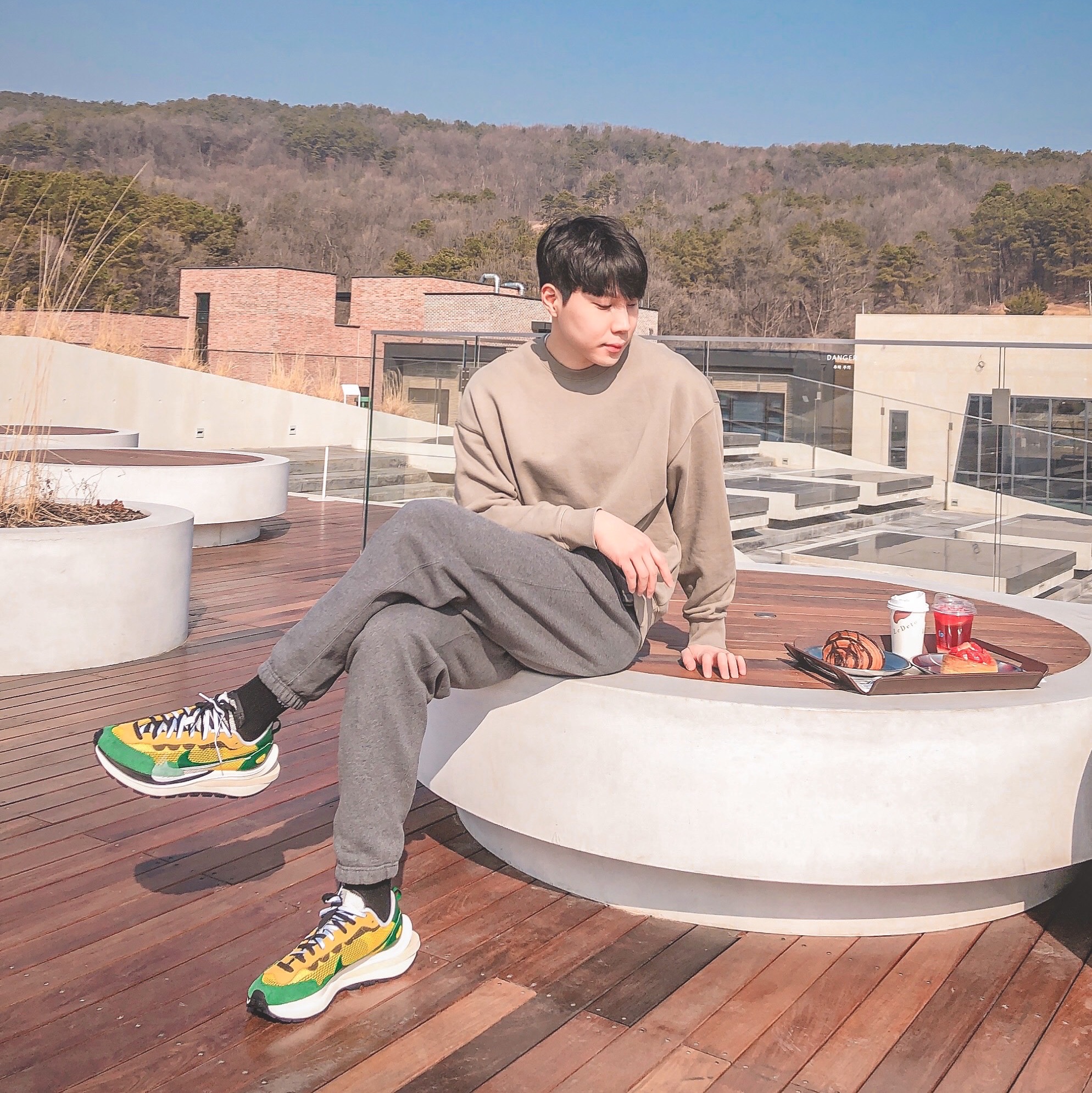 Nike x Sacai VaporWaffle Tour Yellow & Gorge Green Sail, Nike M NRG Sweatpants Wash Charcoal Heather White 착용 스타일