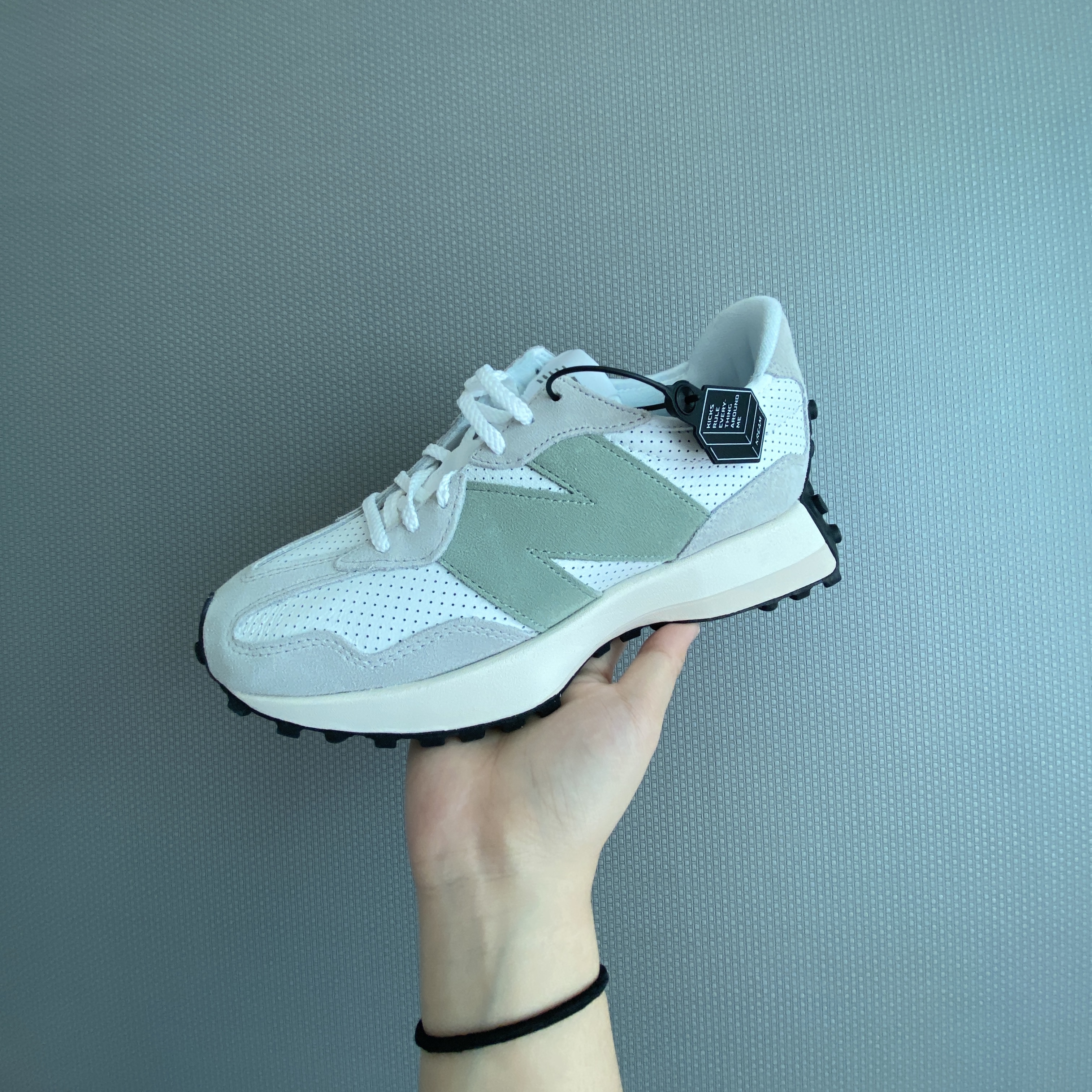 (W) New Balance 327 Grey Green - JD Sports Exclusive 착용 스타일