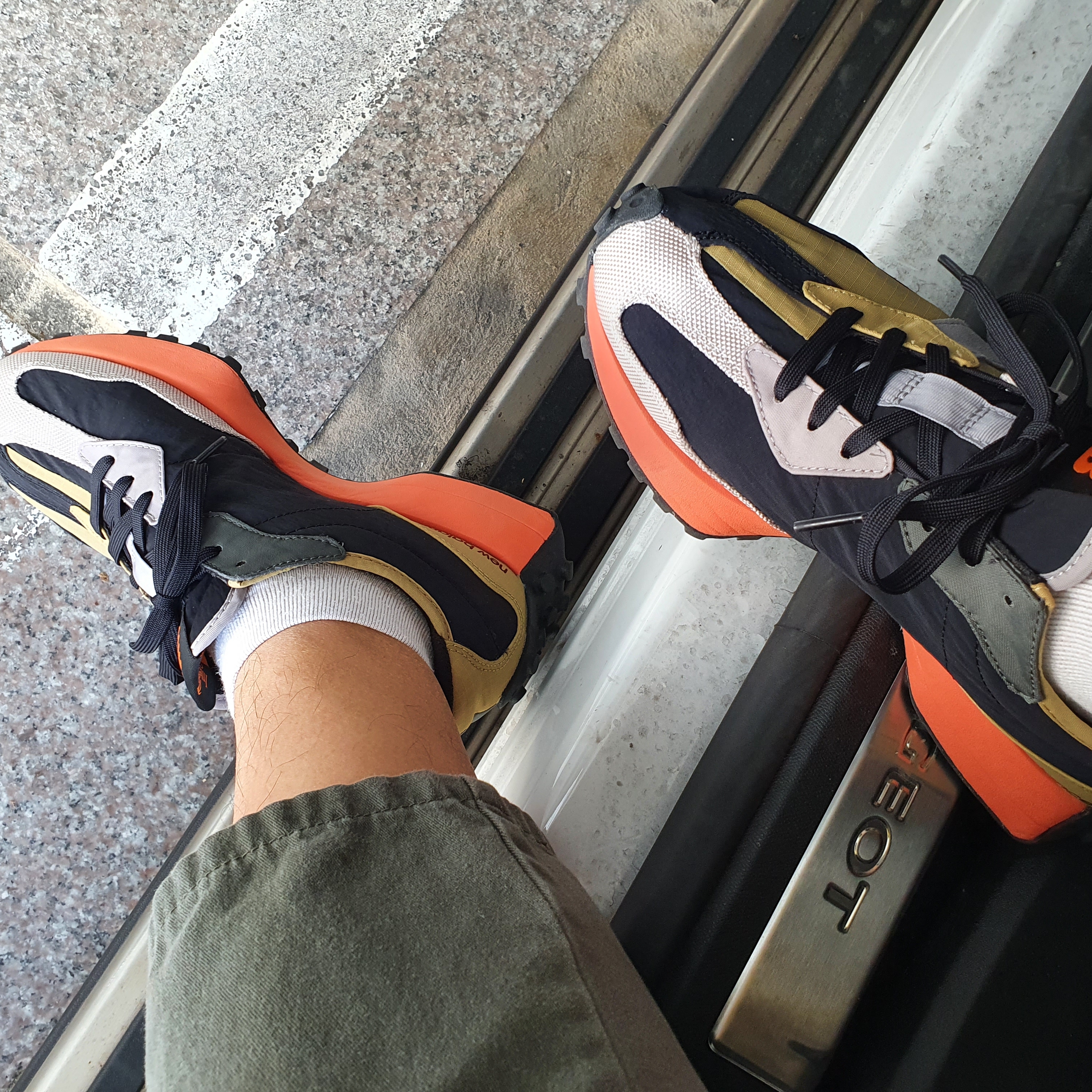 New Balance 327 Golden Poppy 착용 스타일