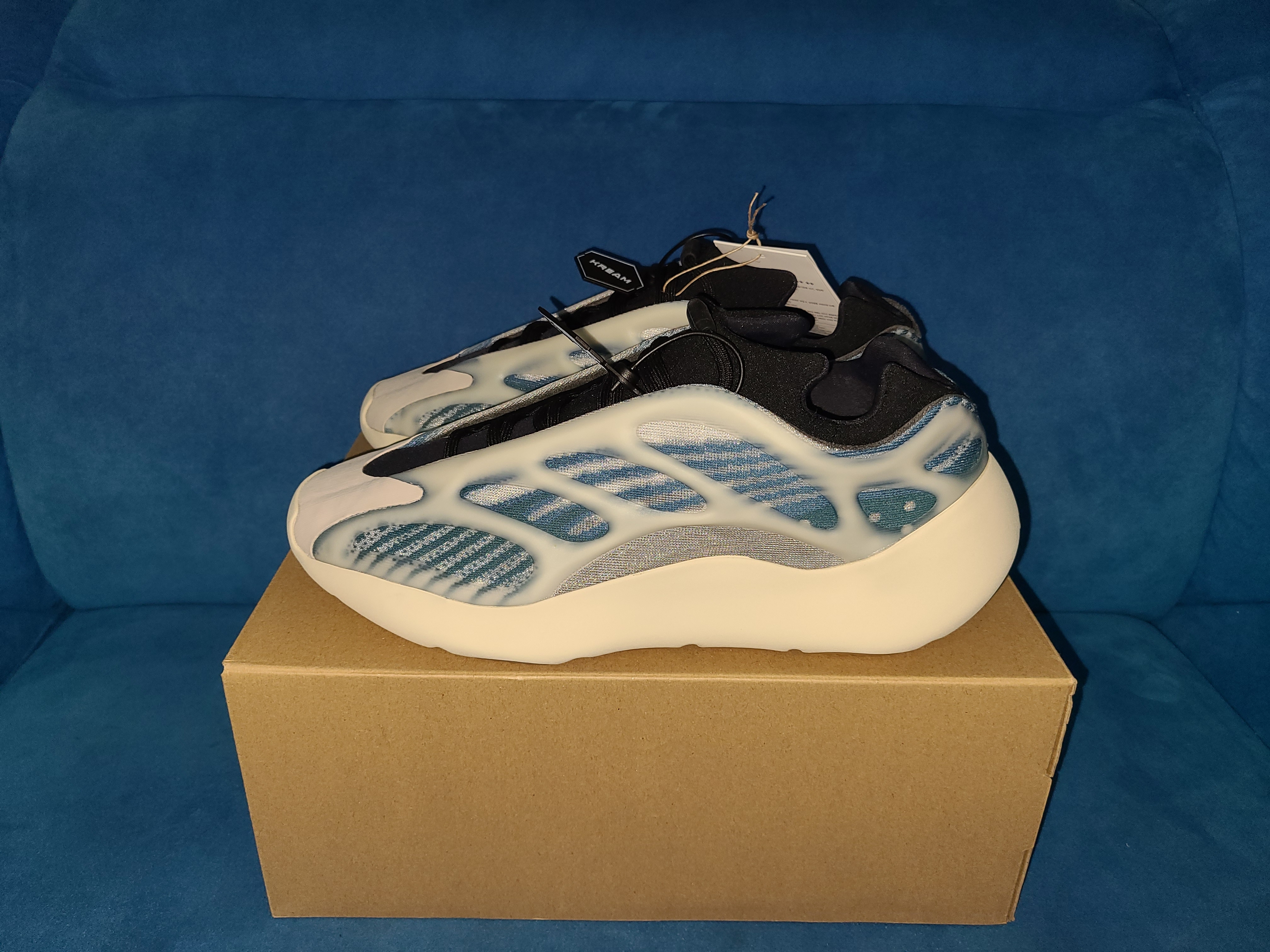Adidas Yeezy 700 V3 Kyanite 착용 스타일 - 1