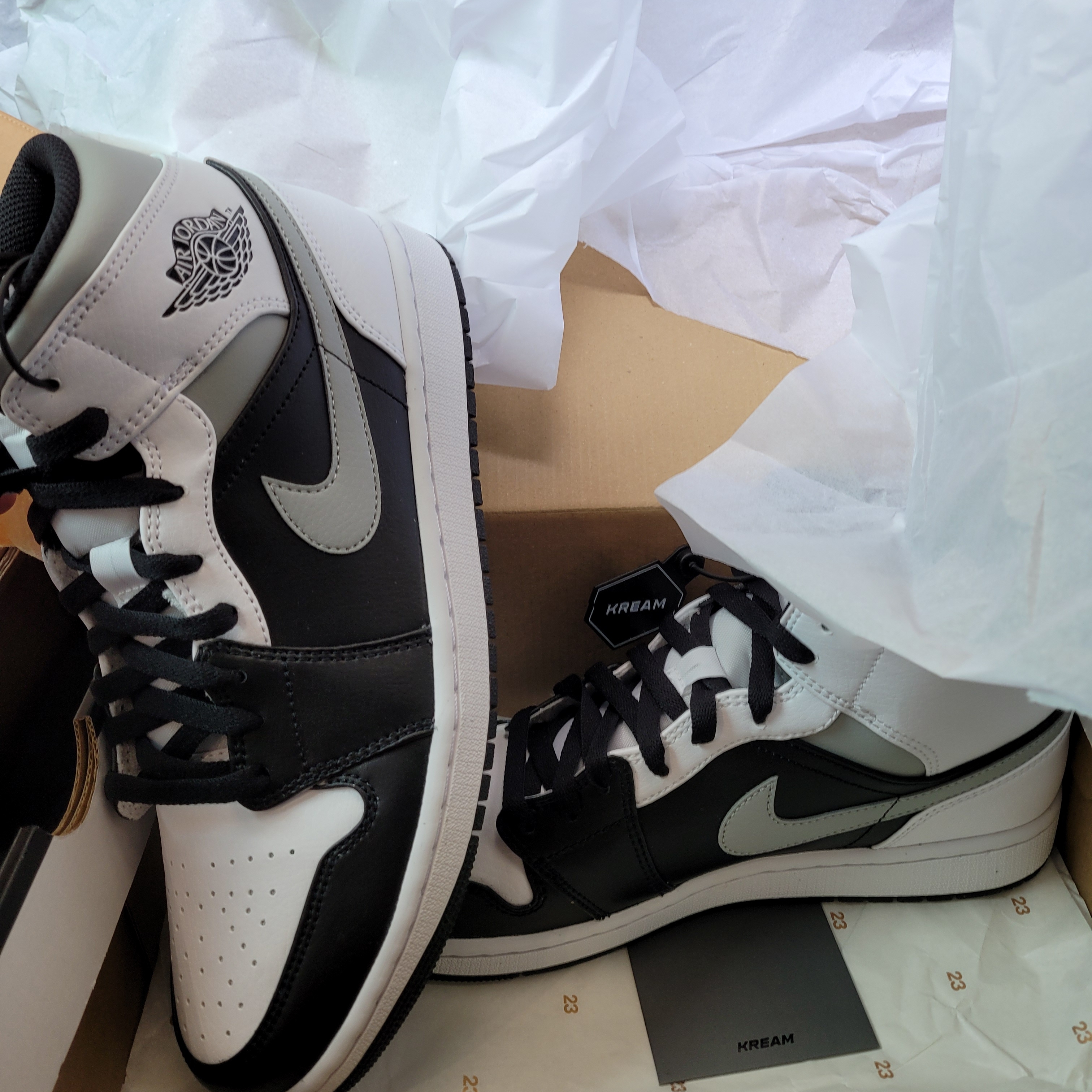 Jordan 1 Mid White Shadow 착용 스타일