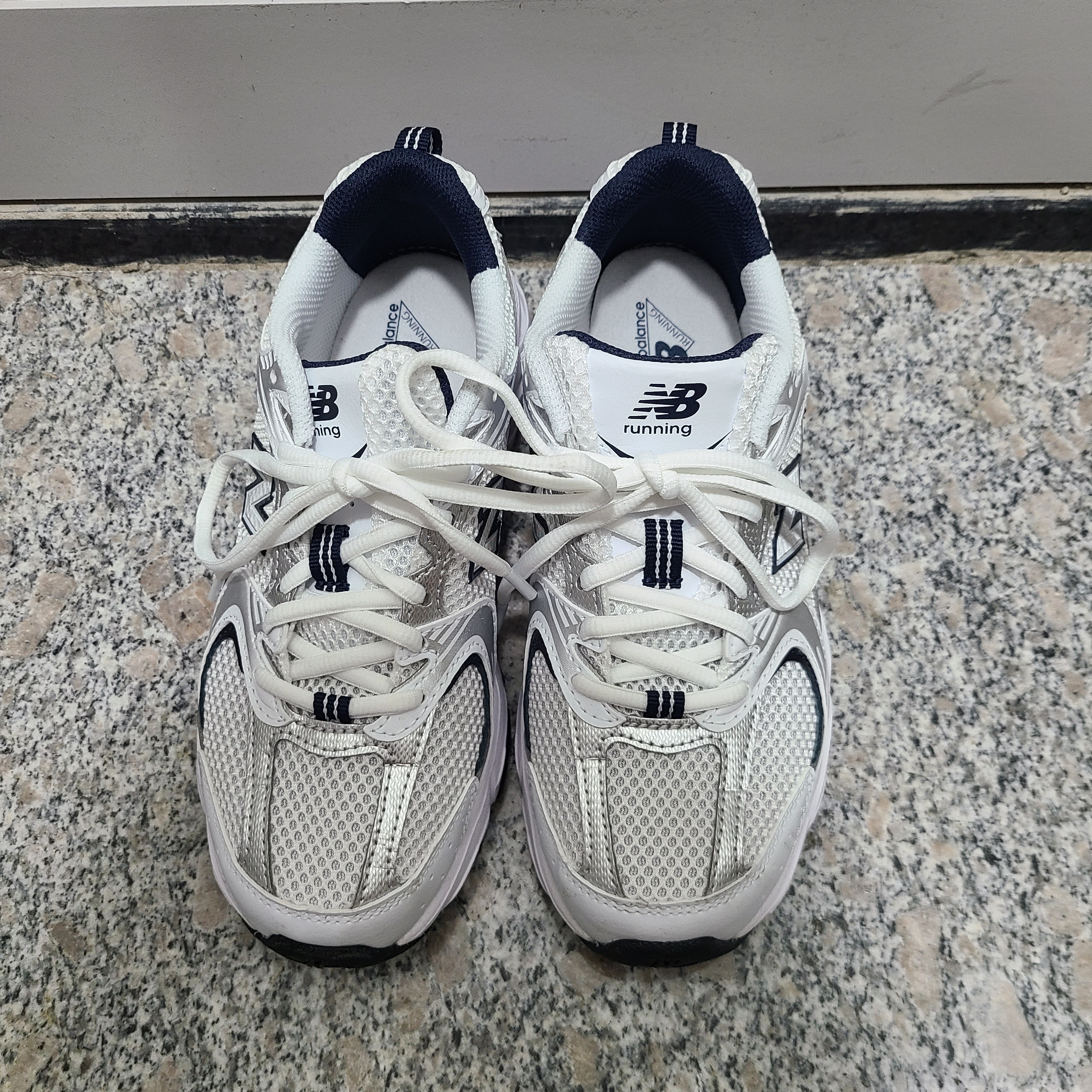 New Balance 530 White 착용 스타일 - 1