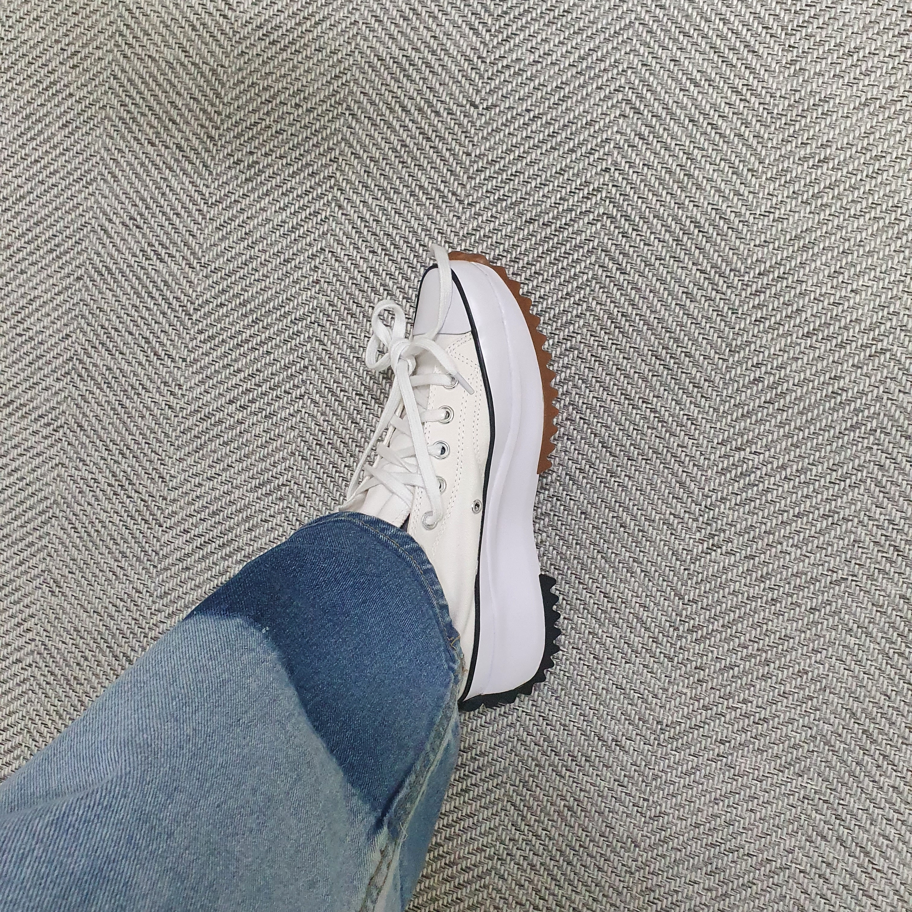 Converse Run Star Hike Hi White Black Gum 착용 스타일 - 3