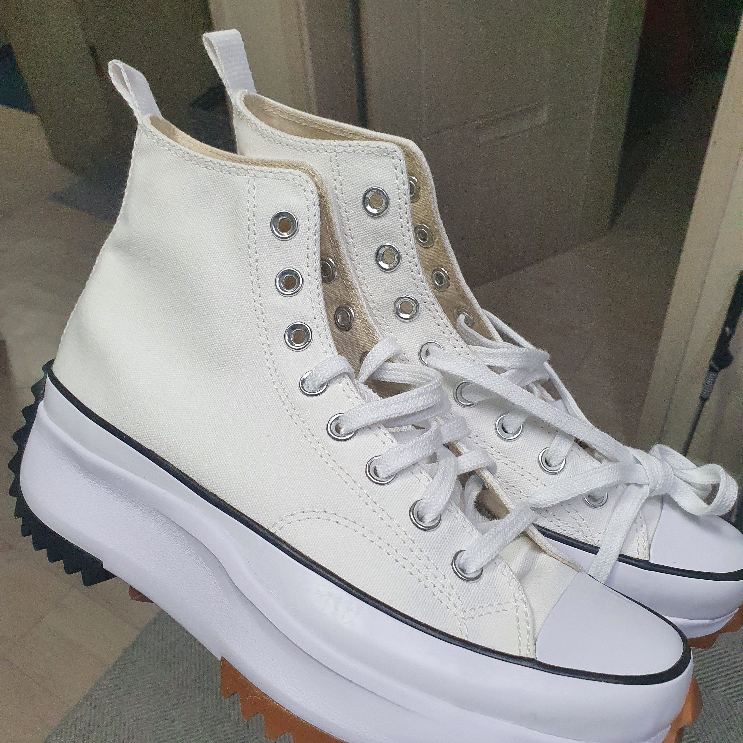 Converse Run Star Hike Hi White Black Gum 착용 스타일 - 1