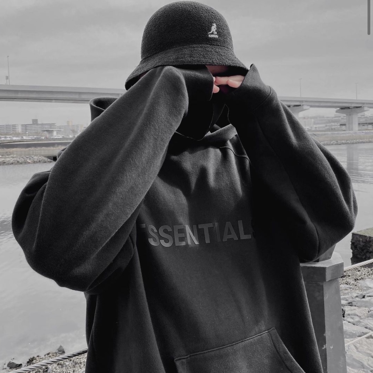Essentials 3D Silicon Applique Pullover Hoodie Dark Slate/Black 2020 착용 스타일