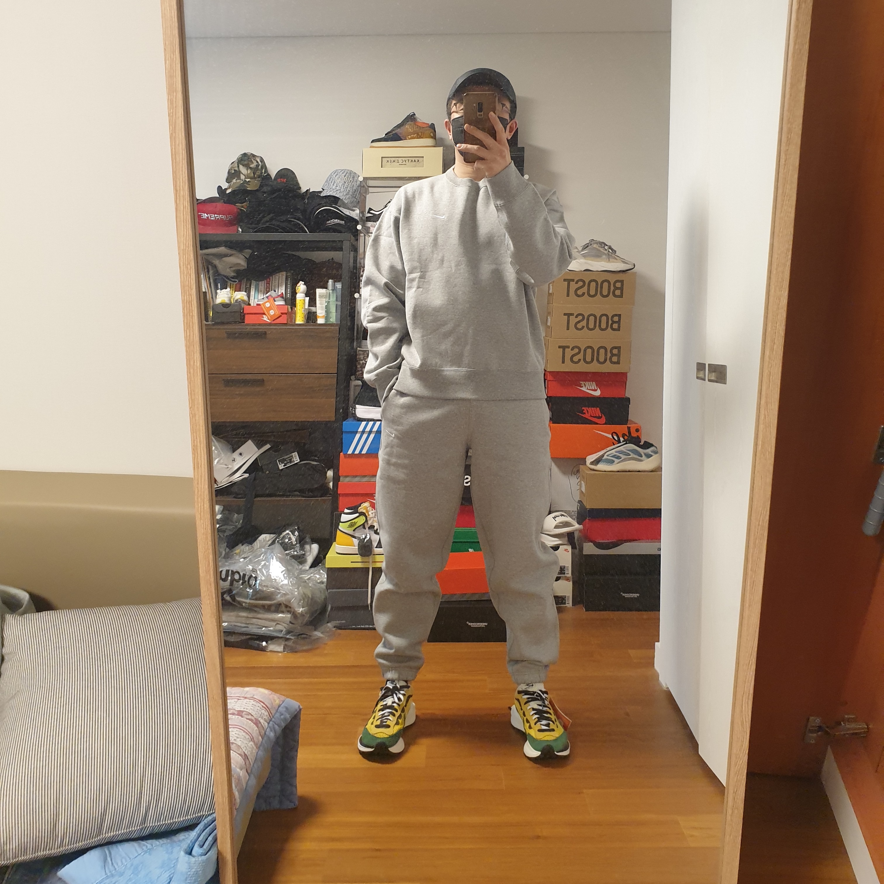 Nike x Sacai VaporWaffle Tour Yellow & Gorge Green Sail, Nike NRG Solo Swoosh Fleece Pants Dark Grey Heather - US/EU 착용 스타일 - 2