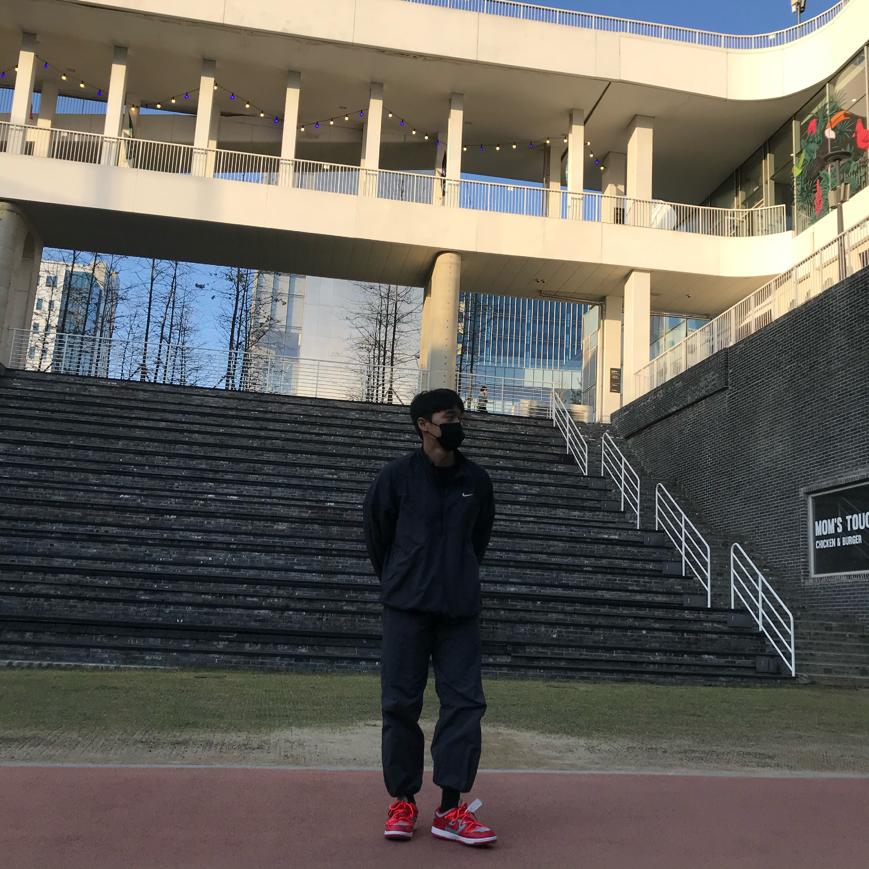 Nike x Stussy Windrunner Jacket Off Noir, Nike x Stussy Beach Pants Off Noir 착용 스타일