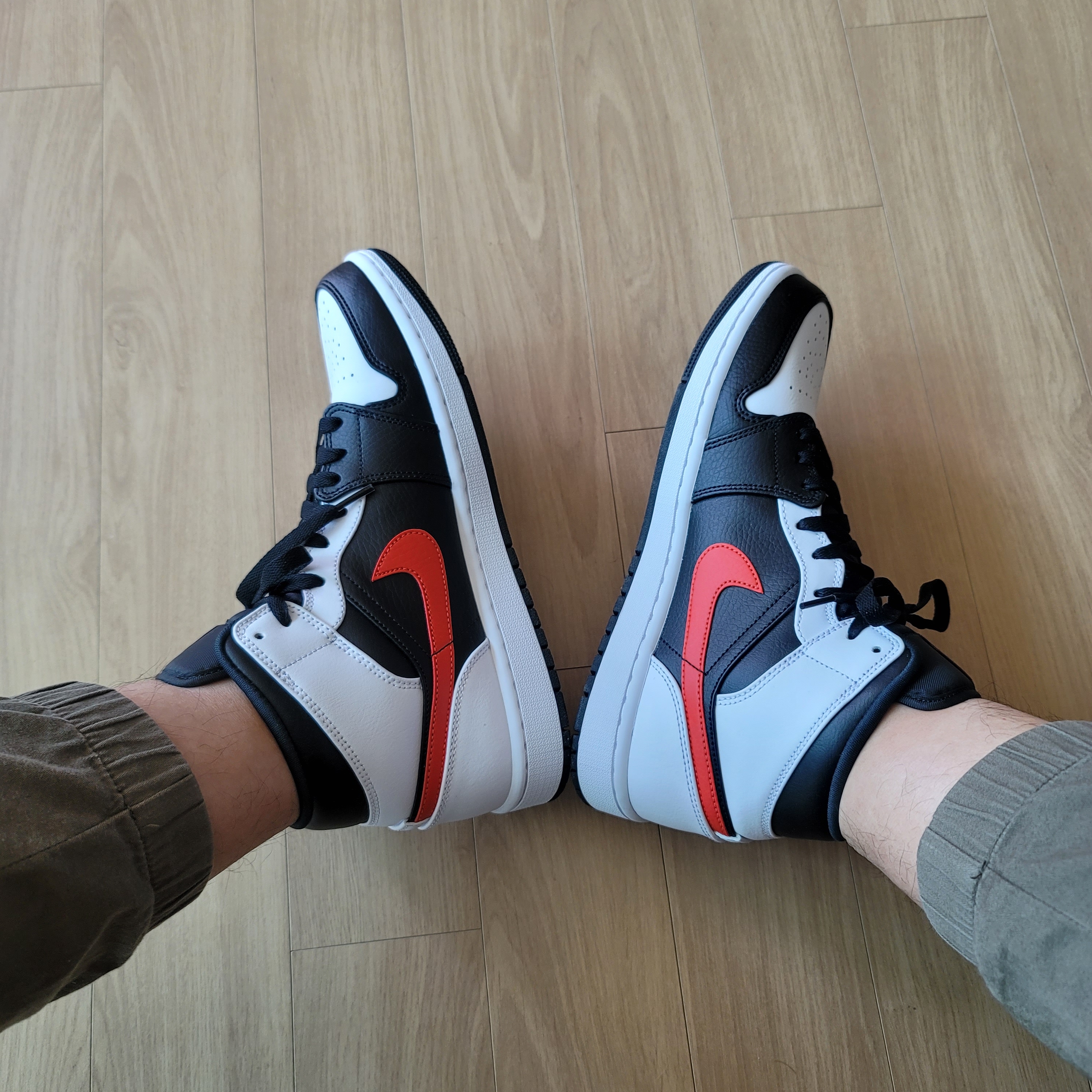 Jordan 1 Mid Black Chile Red 착용 스타일