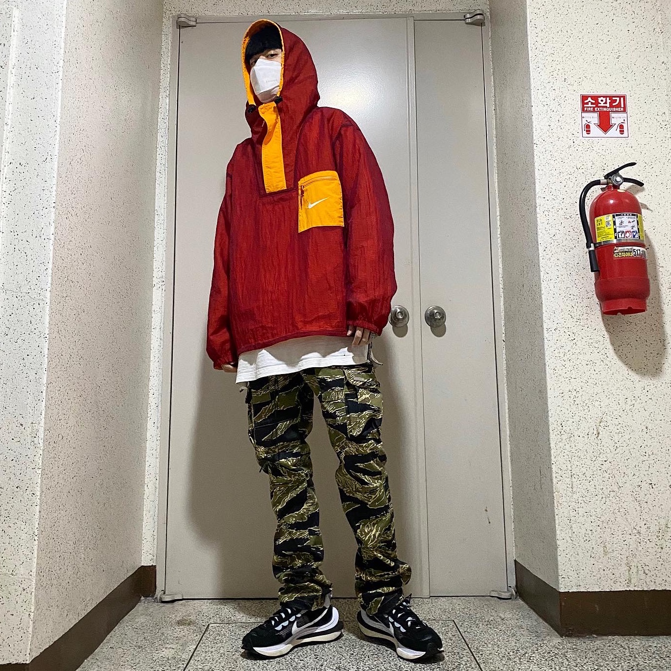 Supreme x Nike Jewel Reversible Ripstop Anorak Orange - 20FW, Nike x Sacai VaporWaffle Black White 착용 스타일 - 2