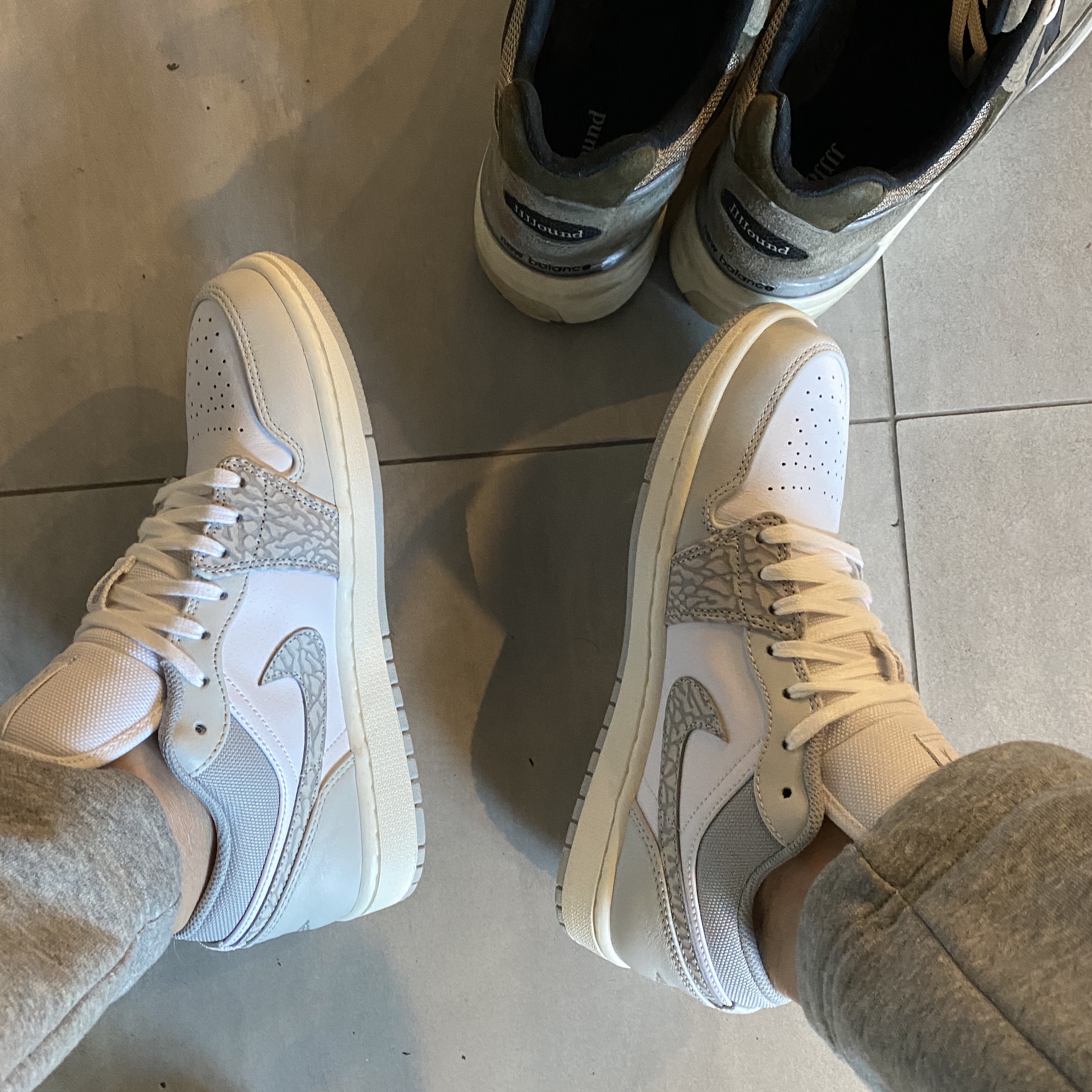 Jordan 1 Low PRM Elephant Print, New Balance x JJJJound 992 Made in USA Grey 착용 스타일 - 1
