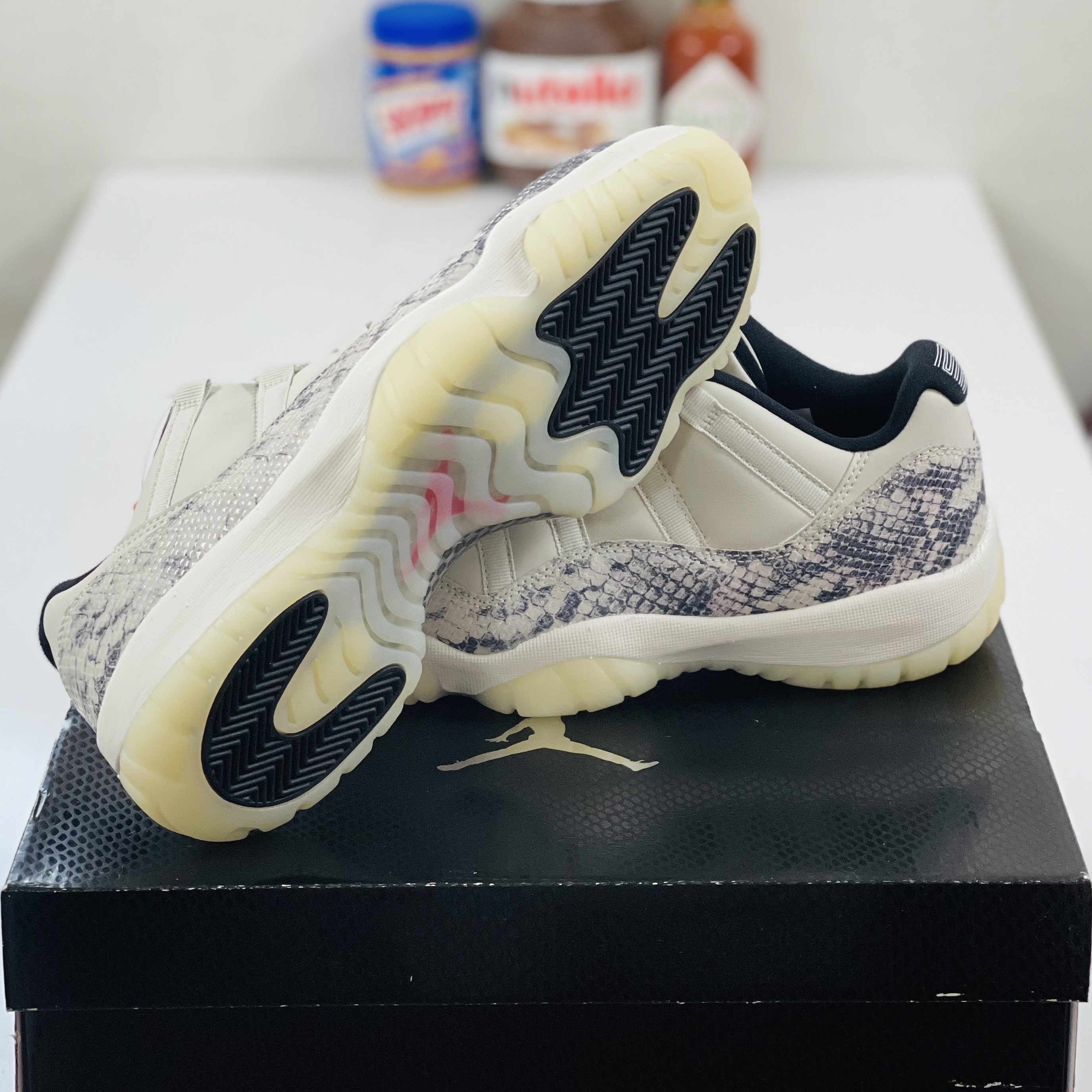 Jordan 11 Retro Low Snake Light Bone 착용 스타일 - 5