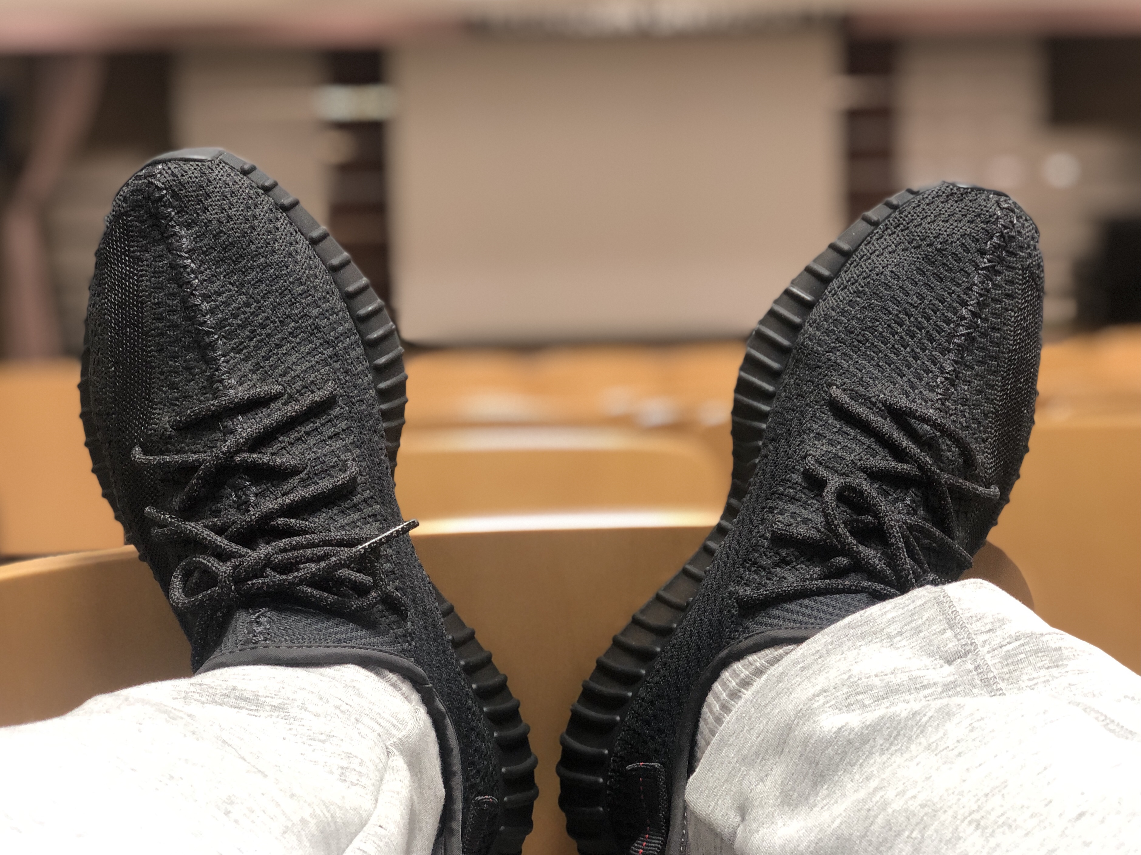 Adidas Yeezy Boost 350 V2 Black - Non-Reflective 착용 스타일