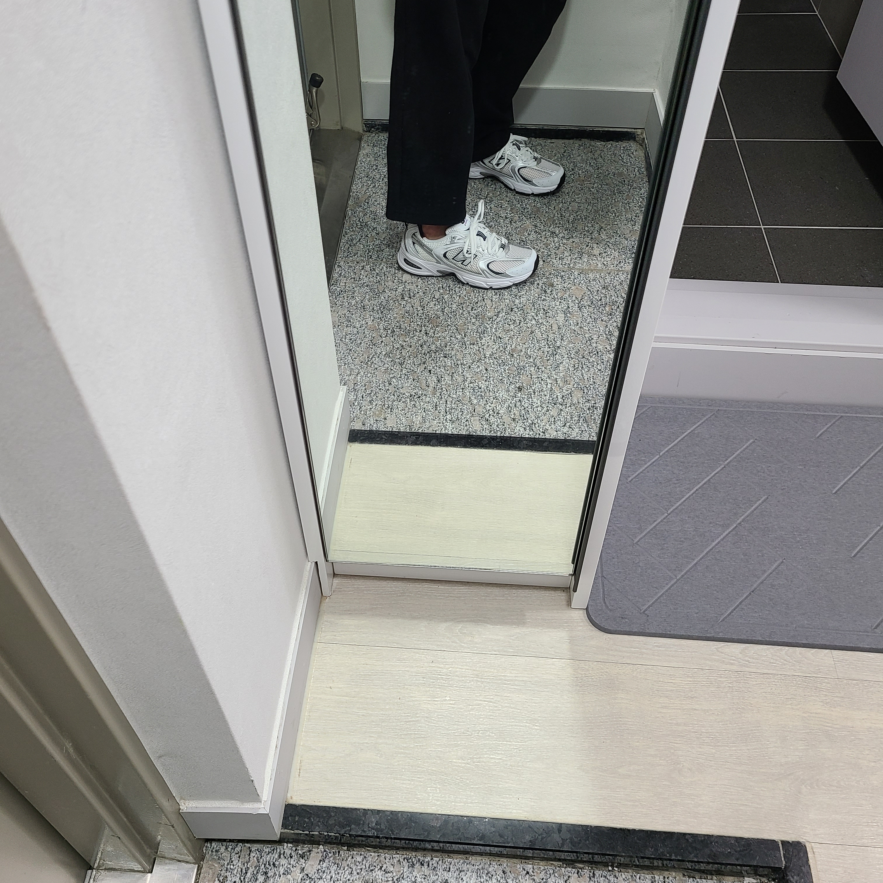 New Balance 530 White 착용 스타일 - 3