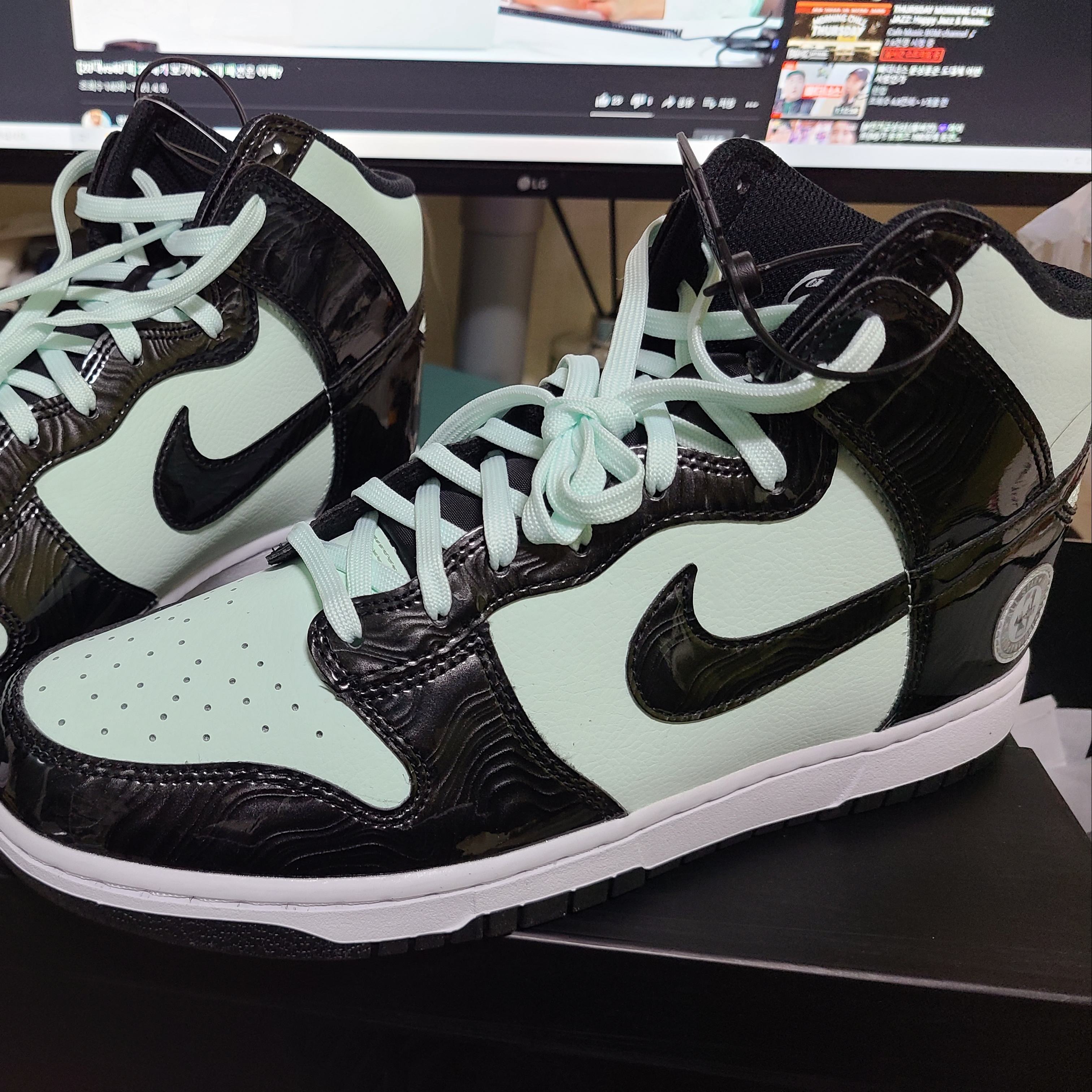 Nike Dunk High Barely Green 착용 스타일 - 1