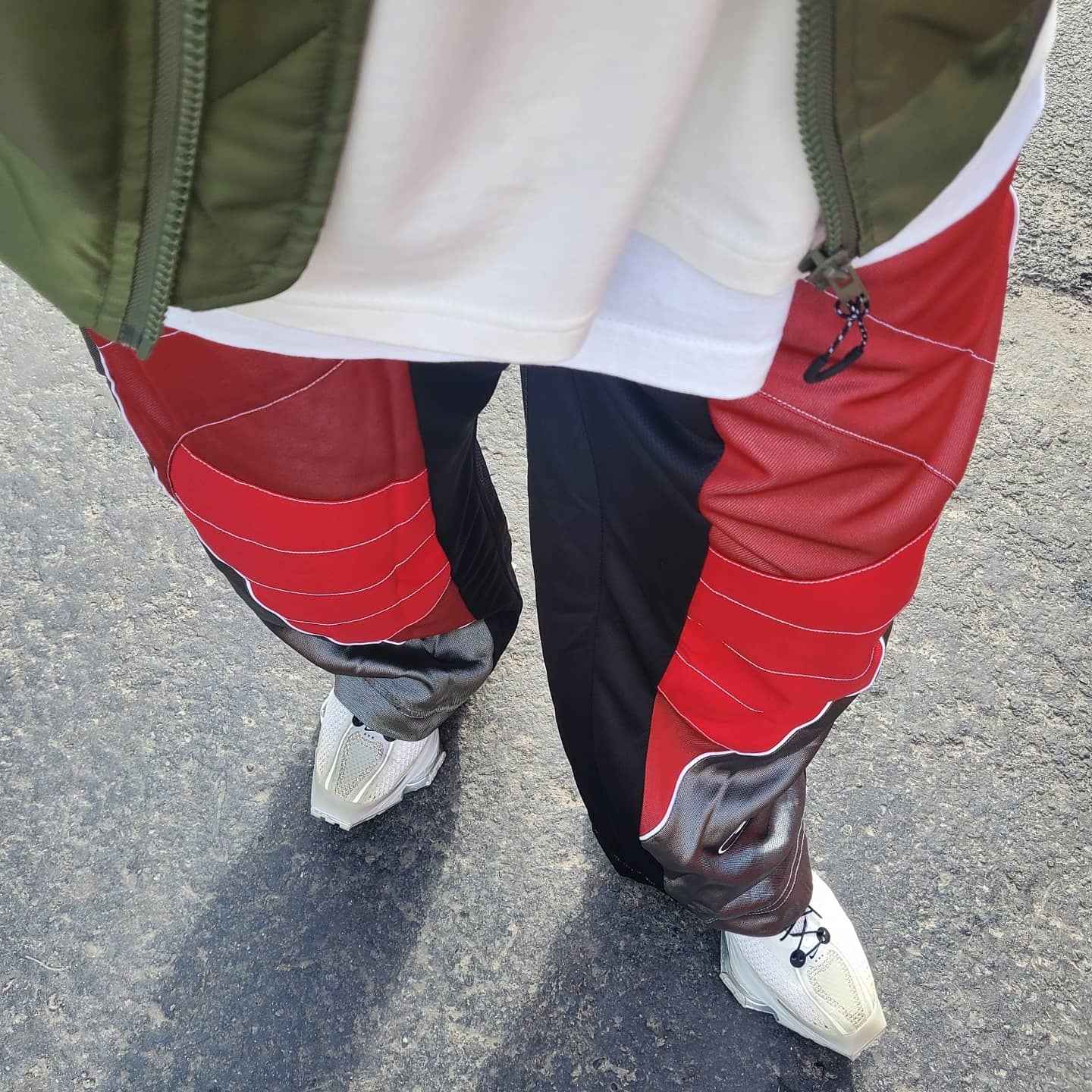 Nike x Stussy Big Swoosh LS T-Shirt White - US/EU, Nike x Cactus Plant Flea Market MX Rave Pants Red Grey Black - Asia 착용 스타일 - 2