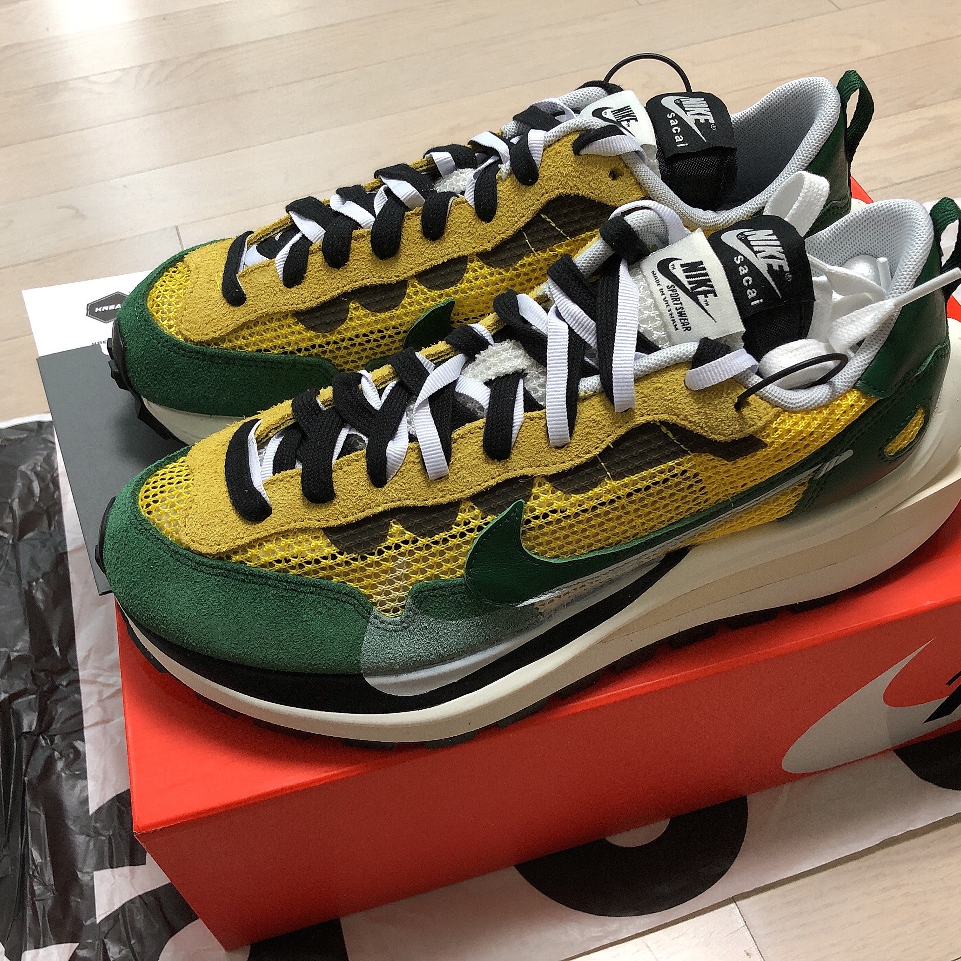 Nike x Sacai VaporWaffle Tour Yellow & Gorge Green Sail 착용 스타일 - 2