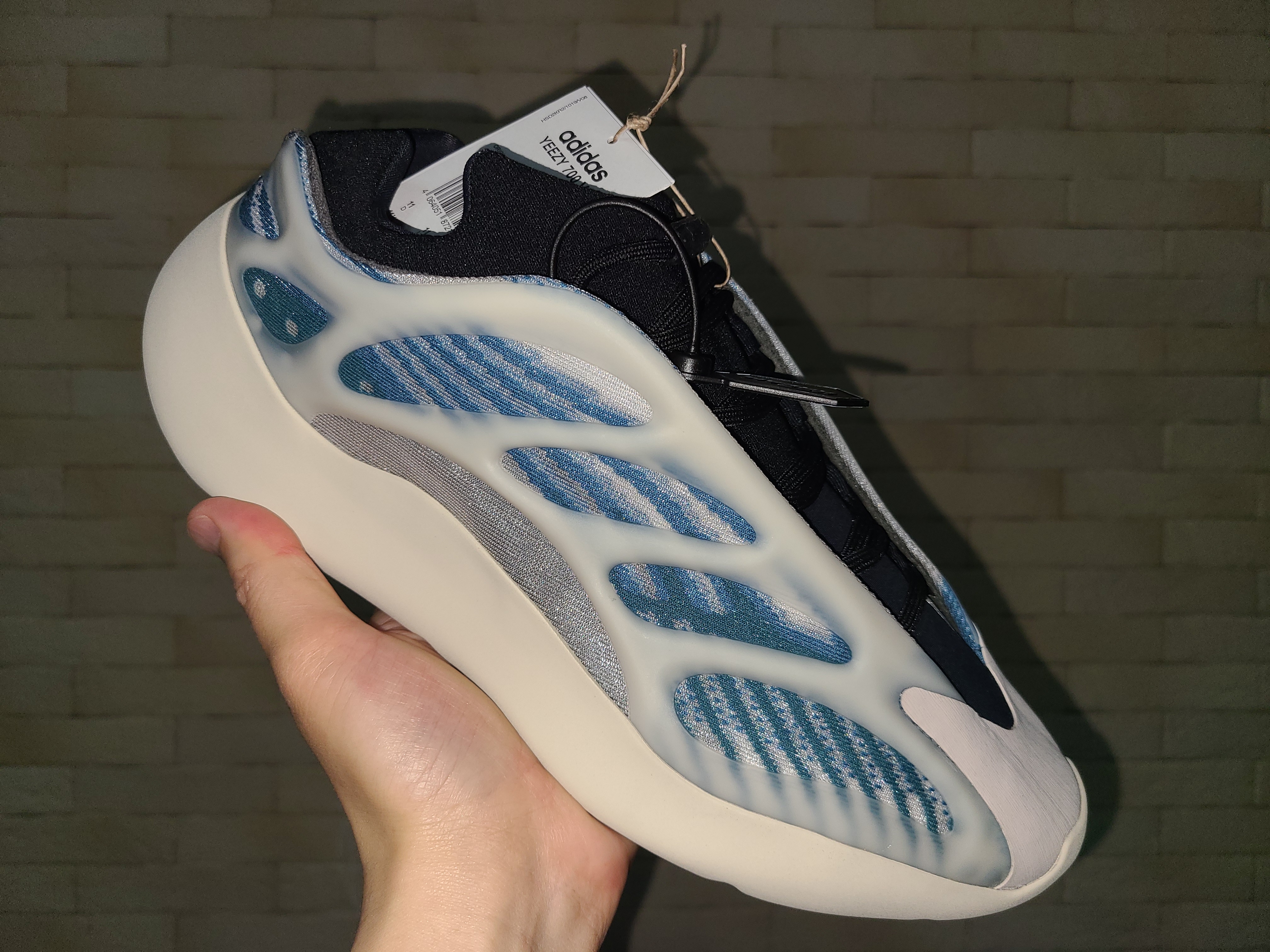 Adidas Yeezy 700 V3 Kyanite 착용 스타일 - 3