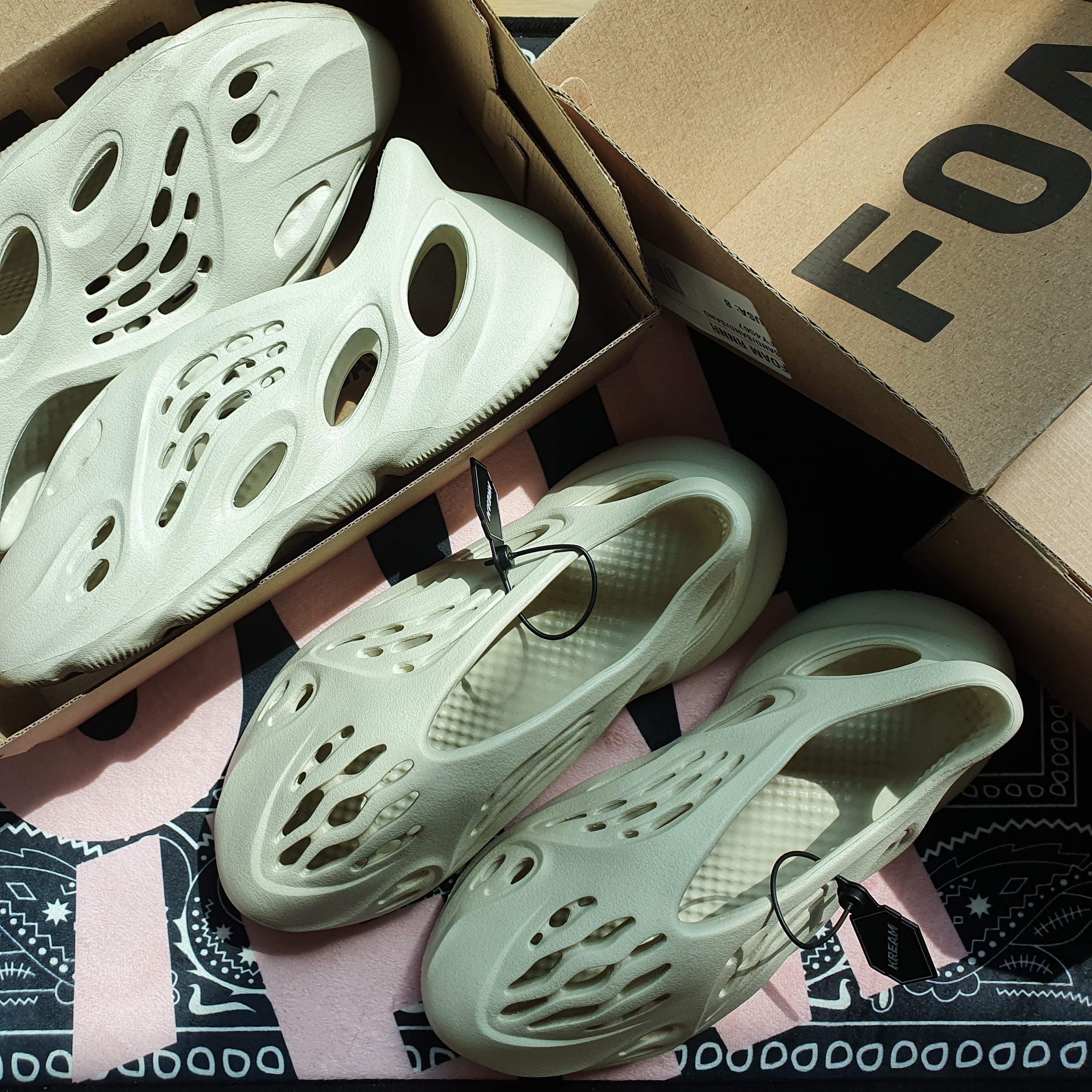 Adidas Yeezy Foam RNNR Sand 착용 스타일 - 1