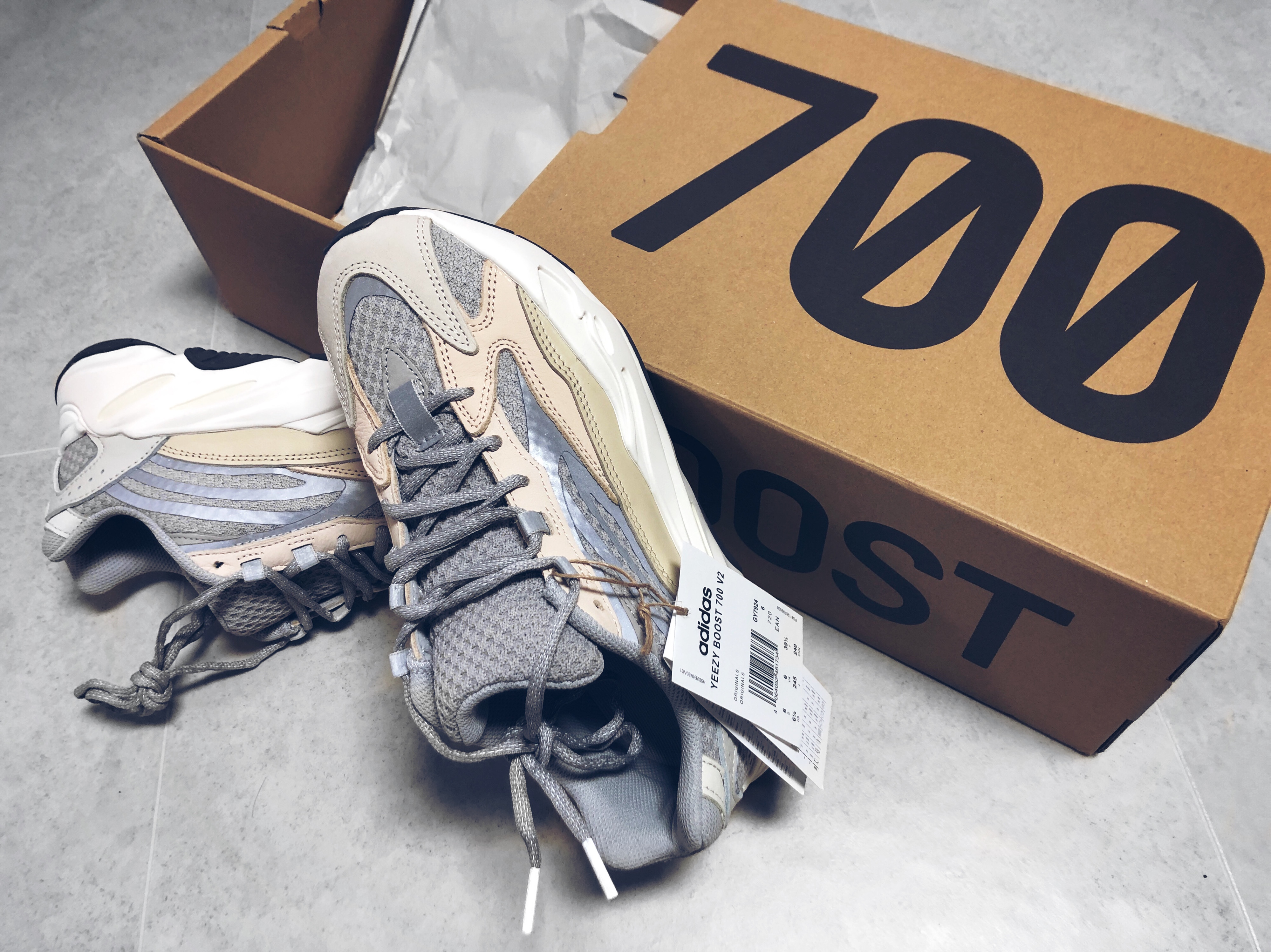 Adidas Yeezy Boost 700 V2 Cream 착용 스타일