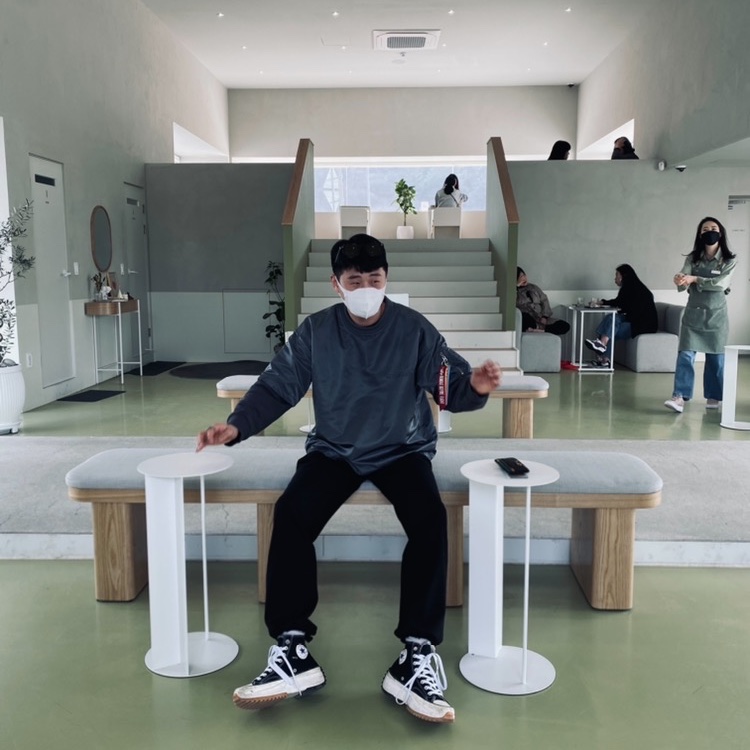 Converse x JW Anderson Run Star Hike Hi Black, IAB Studio x Alpha Industries MA-1 Jersey T-Shirt Gunmetal 착용 스타일