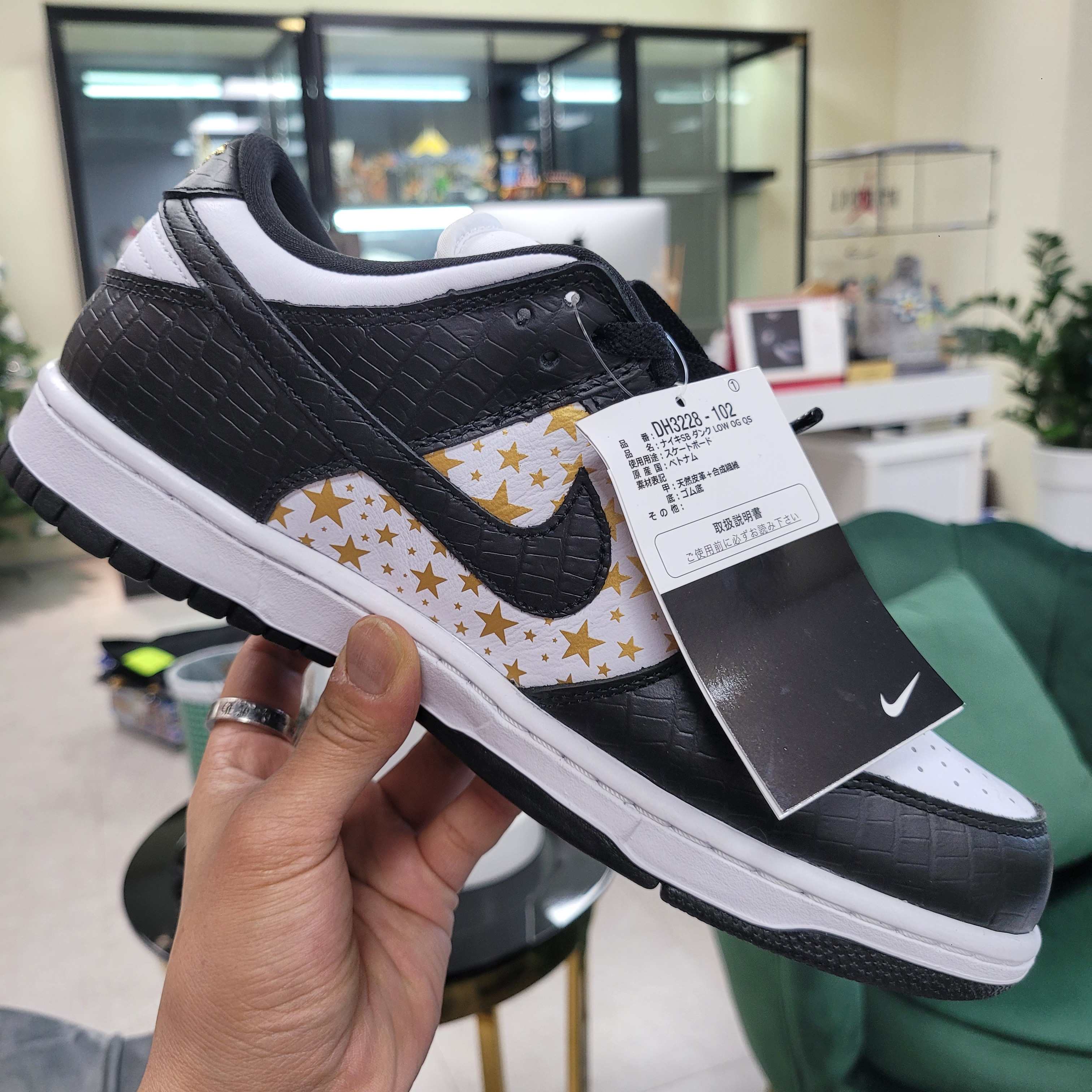 Nike x Supreme SB Dunk Low Black 착용 스타일 - 2