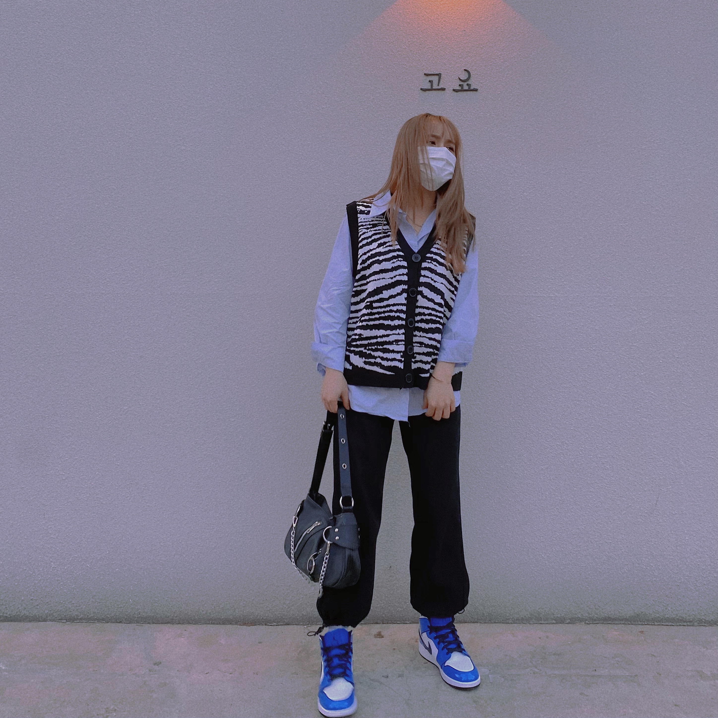 Jordan 1 Mid SE Signal Blue 착용 스타일 - 1
