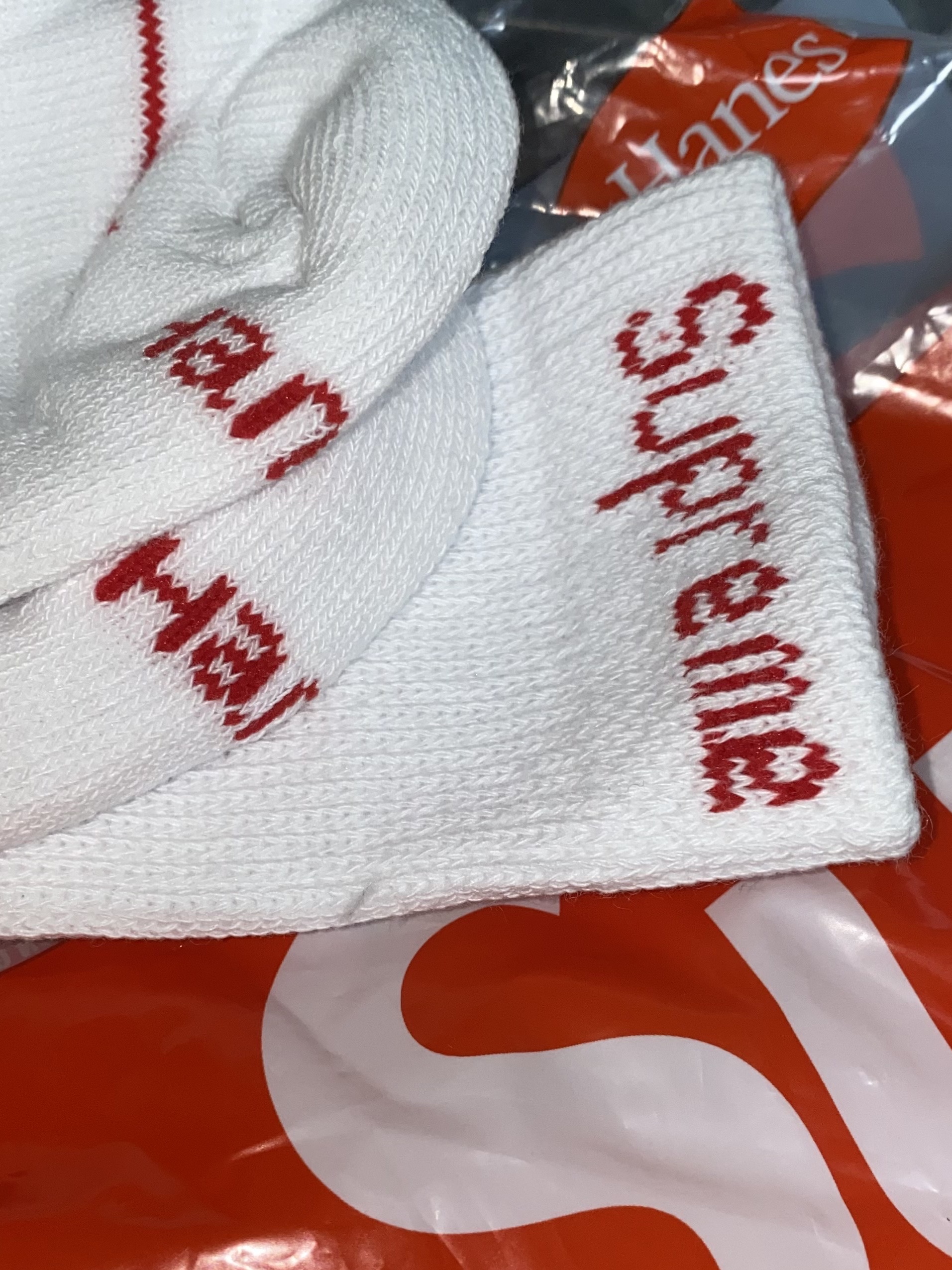 Supreme Hanes Crew Socks White (4 Pack) 착용 스타일
