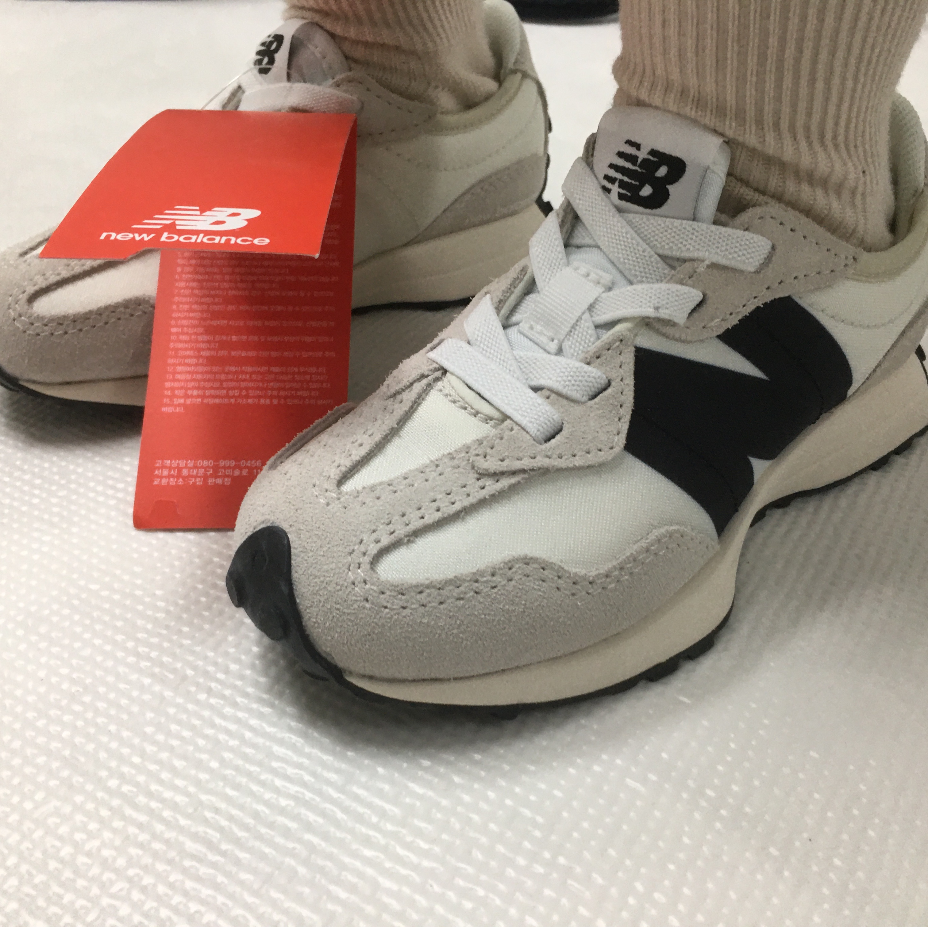 (PS) New Balance 327 White Black 착용 스타일 - 1
