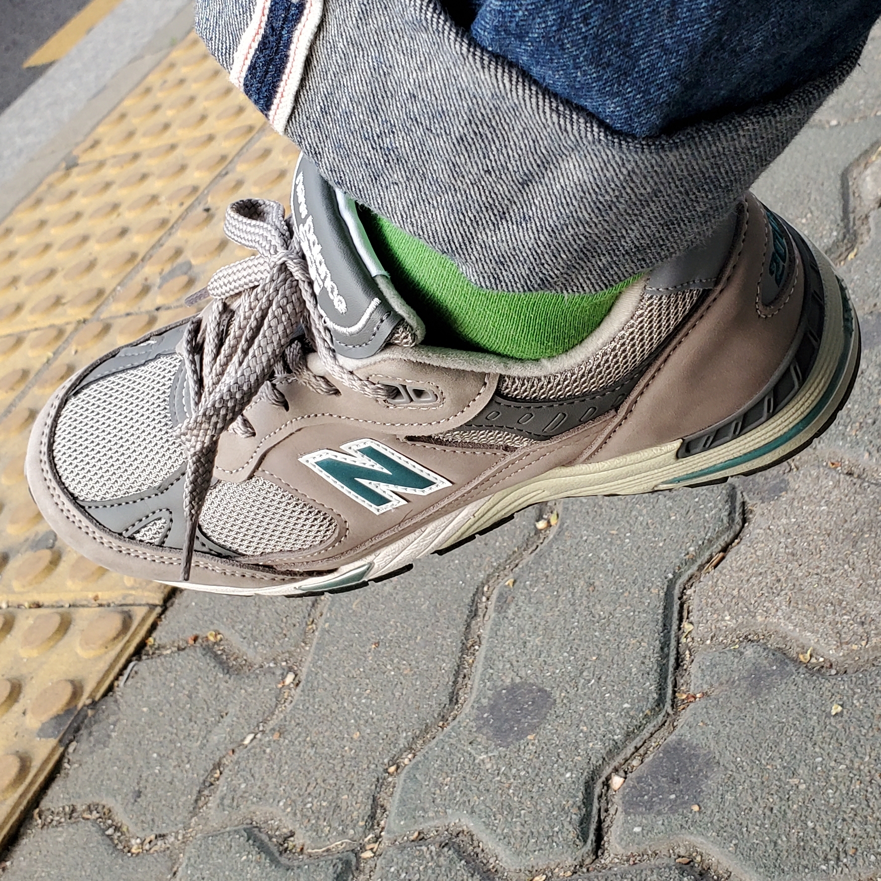 (W) New Balance 991 Made in UK 20th Anniversary Grey Green 착용 스타일
