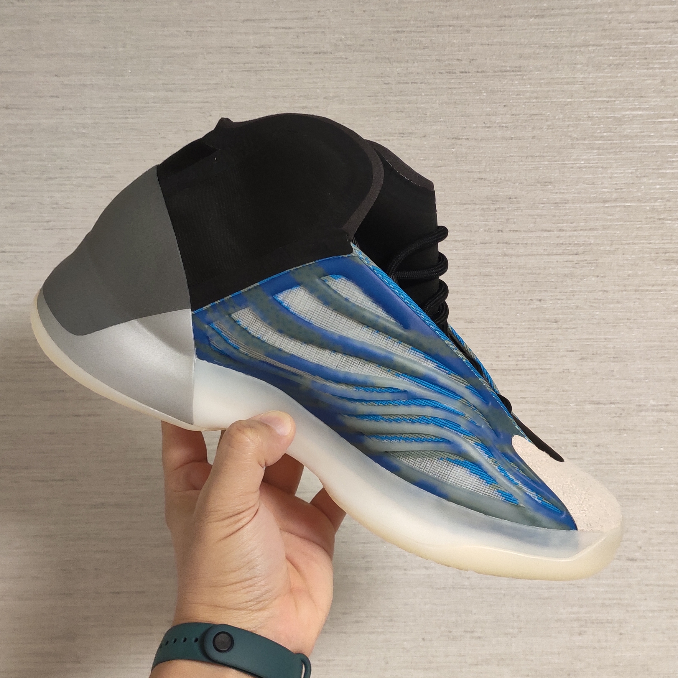 Adidas Yeezy QNTM Frozen Blue 착용 스타일 - 2
