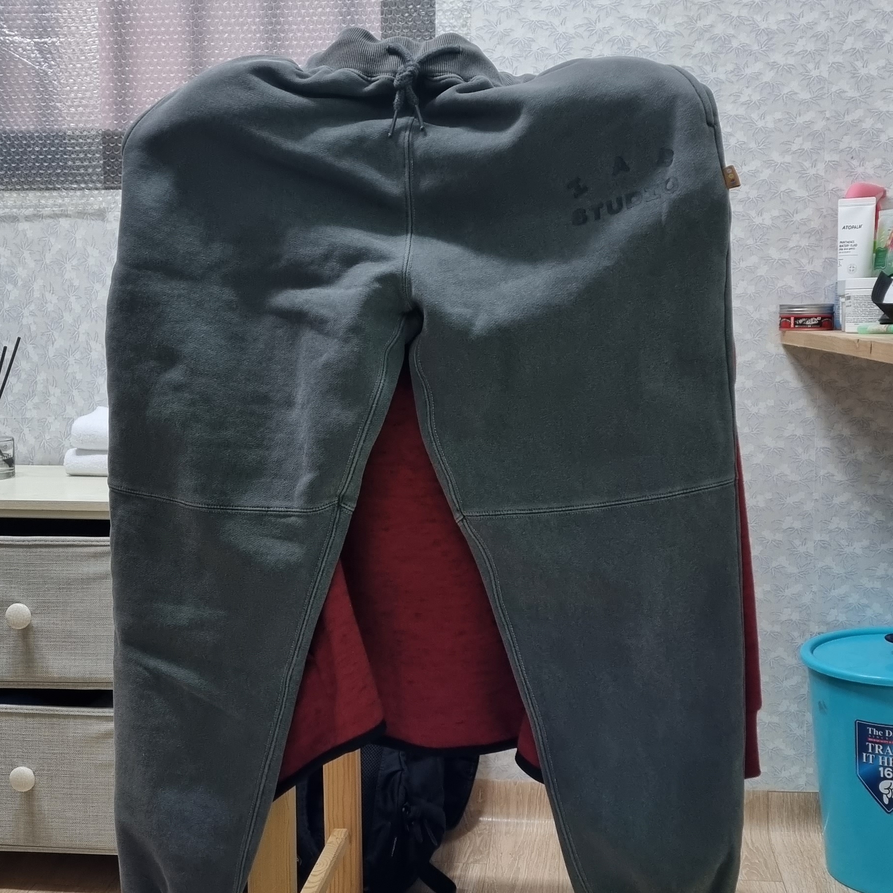 IAB Studio Blocked Pigment Sweatpants Black 착용 스타일