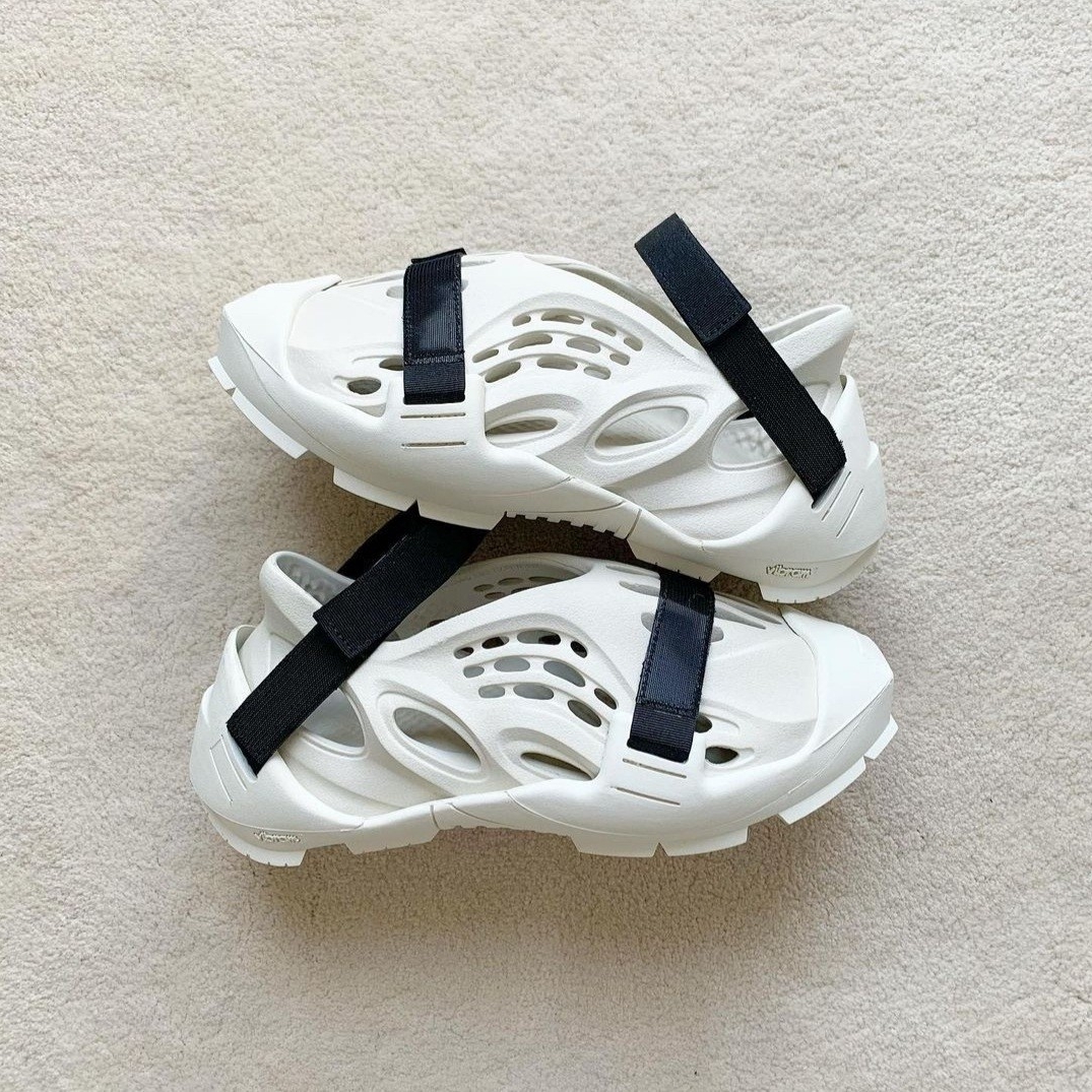 Adidas Yeezy Foam RNNR Sand, Nike x Matthew M Williams Free TR 3 SP Sail Black 착용 스타일 - 3