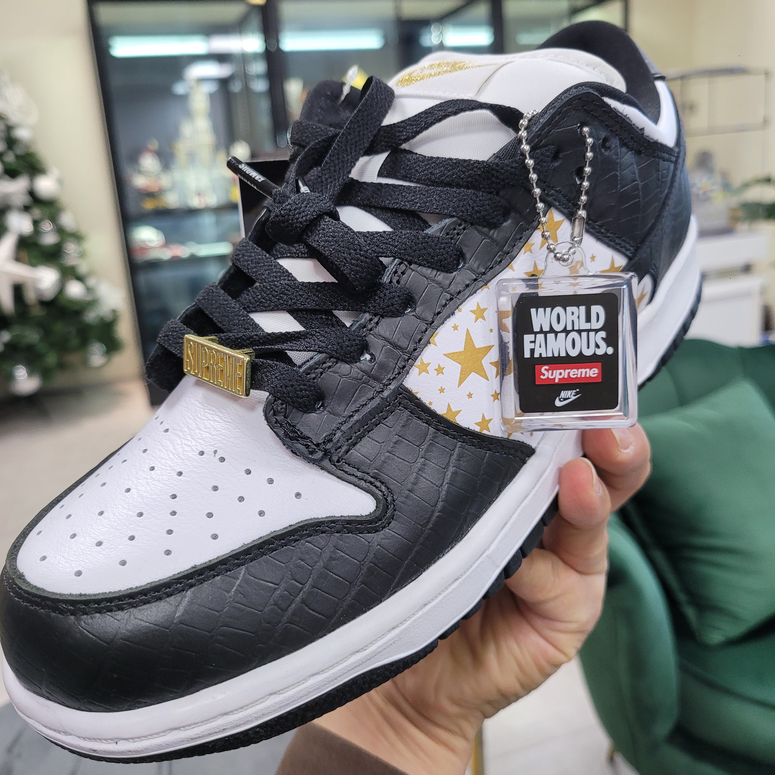 Nike x Supreme SB Dunk Low Black 착용 스타일 - 1