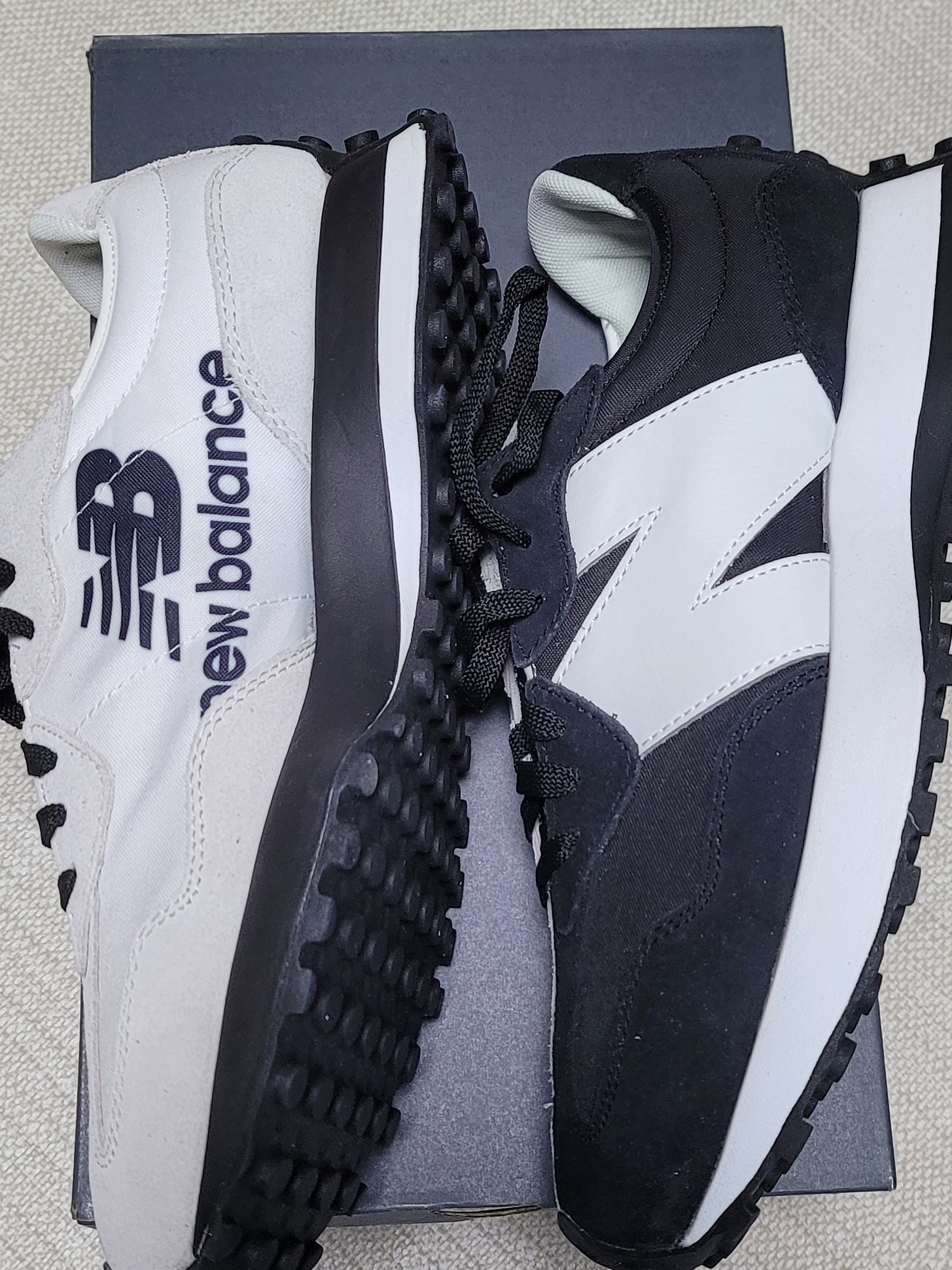 New Balance 327 NB Collective Black Grey 착용 스타일 - 2