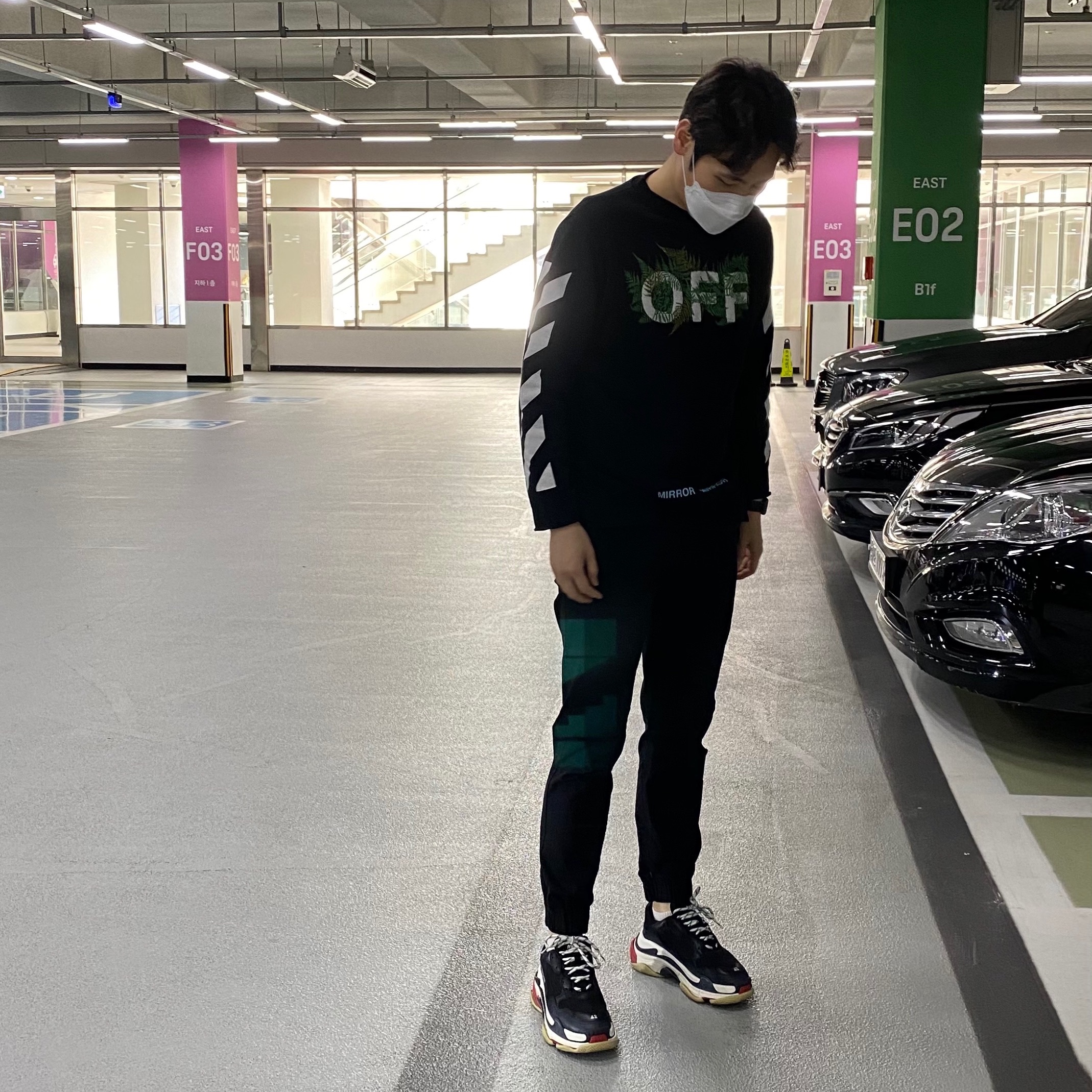 Balenciaga Triple S Trainer Black Red 2018 착용 스타일 - 2