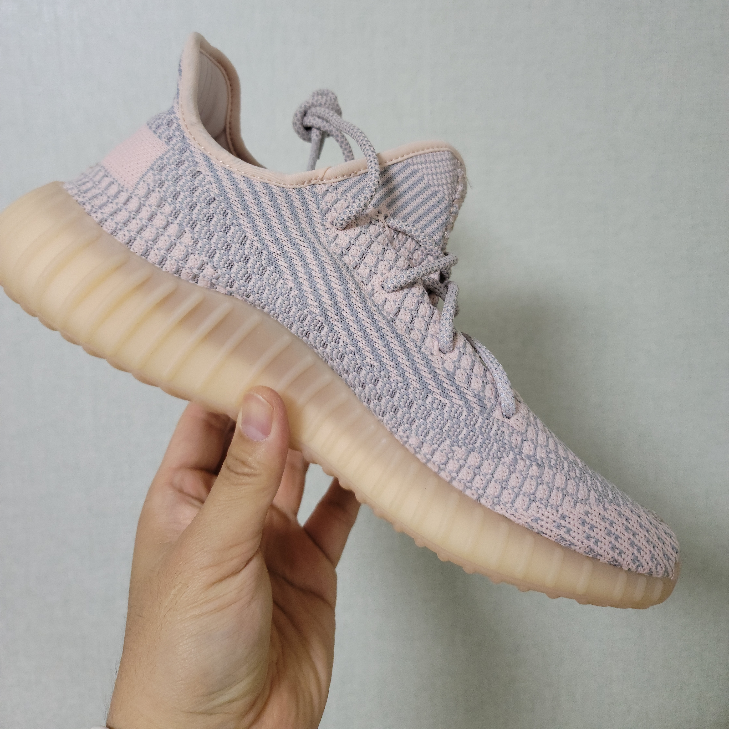 Adidas Yeezy Boost 350 V2 Synth - Non-Reflective 착용 스타일 - 1