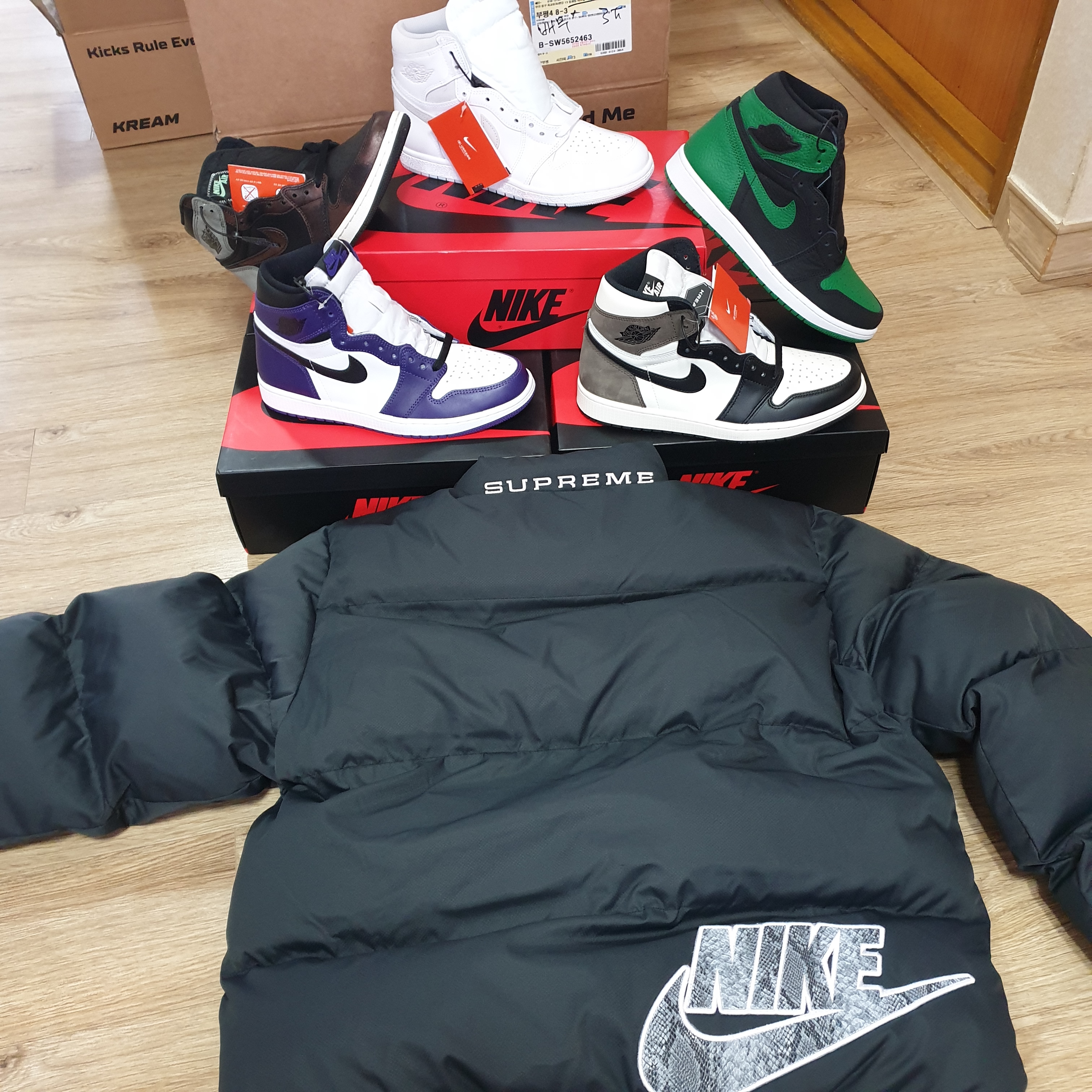 Supreme x Nike Reversible Puffy Jacket Black - 21SS, Jordan 1 Retro High OG Black Mocha 착용 스타일 - 2