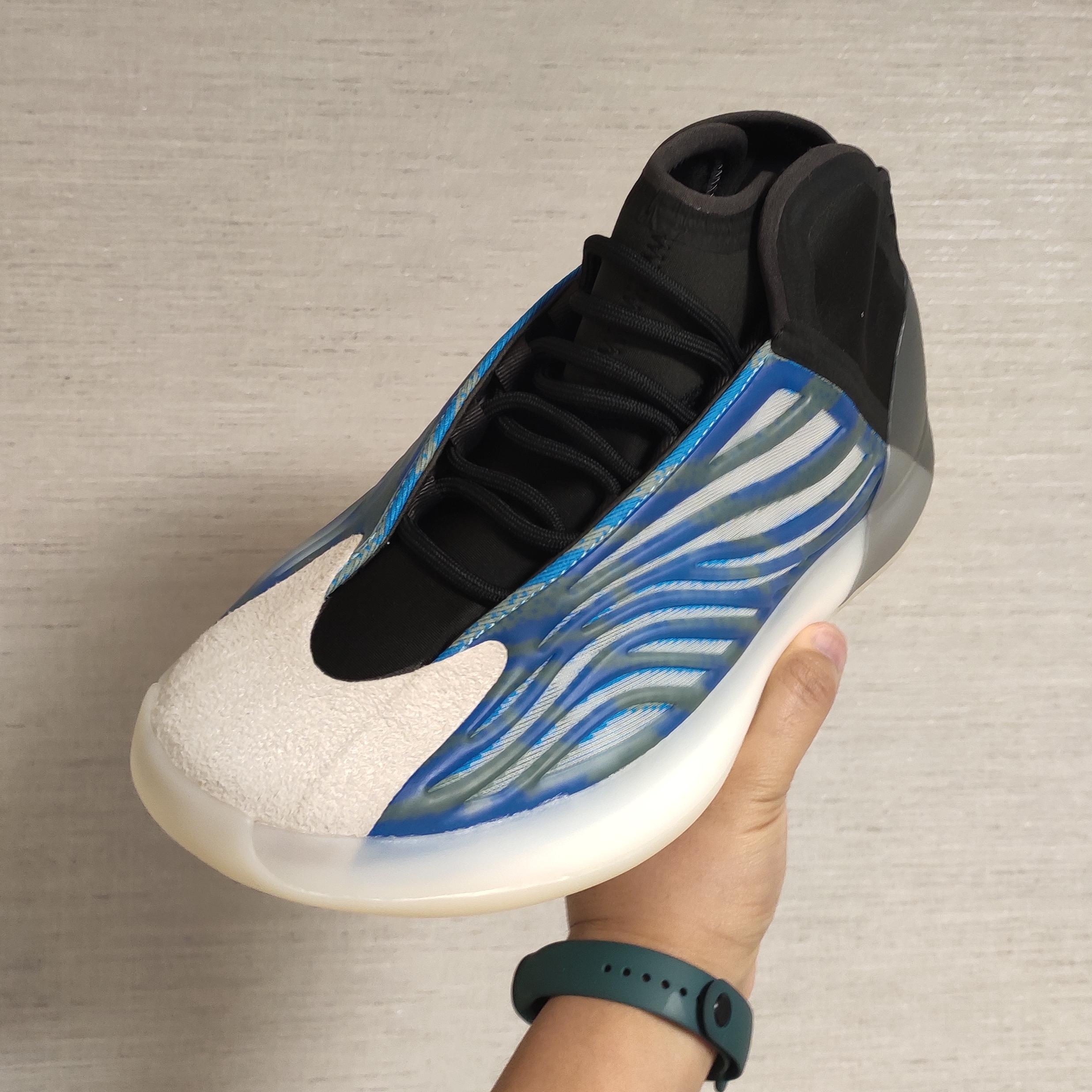 Adidas Yeezy QNTM Frozen Blue 착용 스타일 - 1