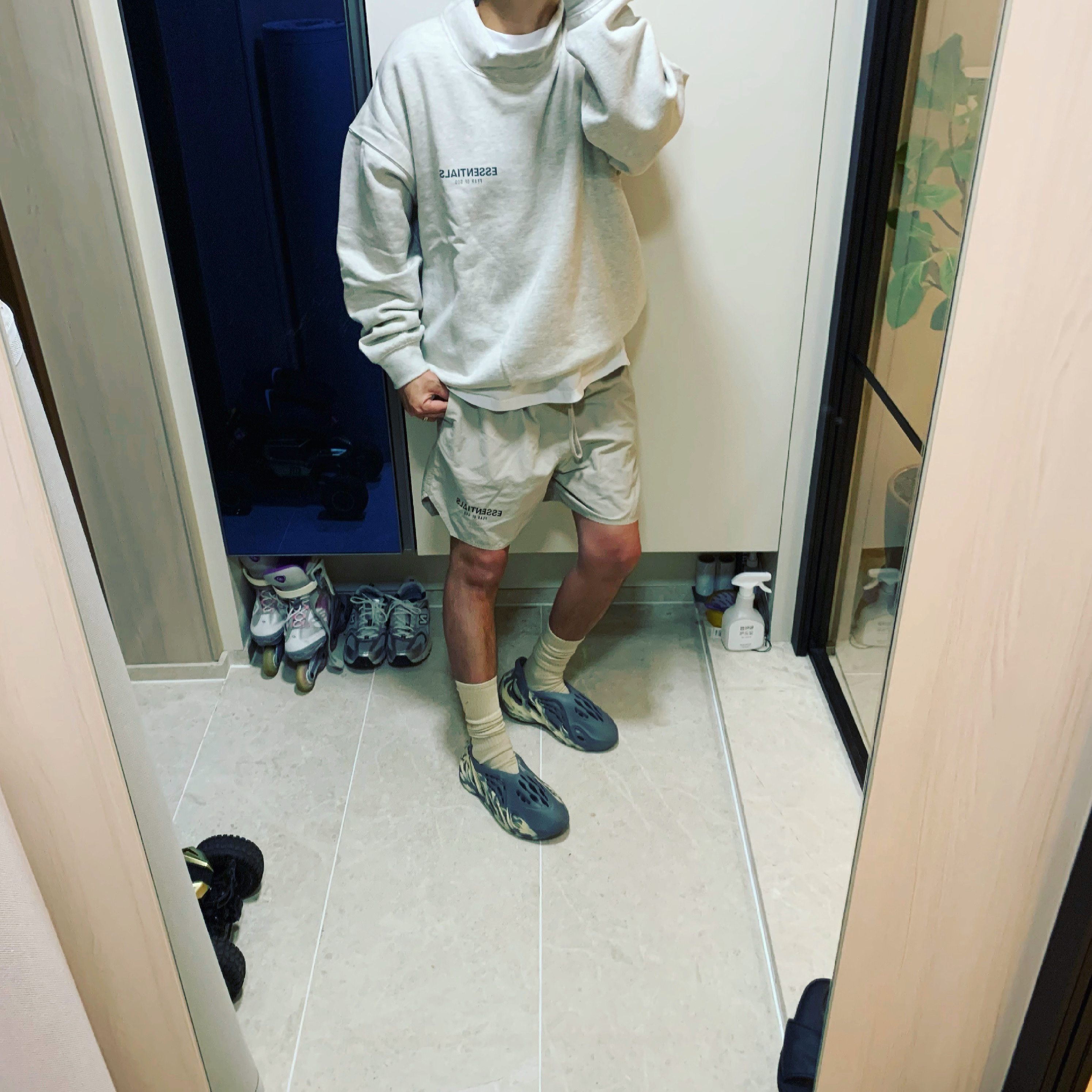 Adidas Yeezy Foam RNNR MXT Moon Gray 착용 스타일 - 1
