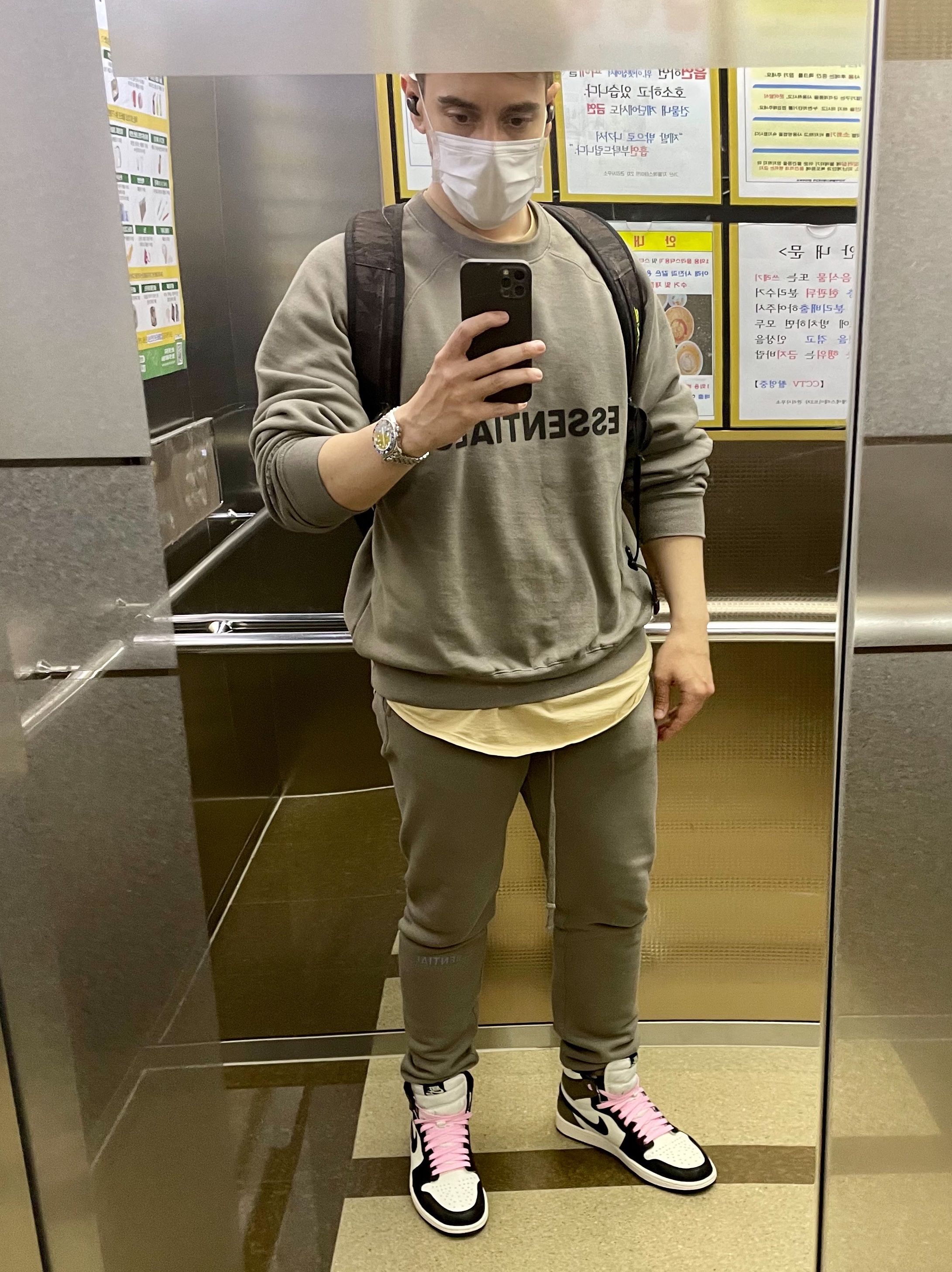 Jordan 1 Retro High OG Black Mocha, Essentials Sweatpants Gray Flannel/Charcoal - 20SS 착용 스타일 - 2