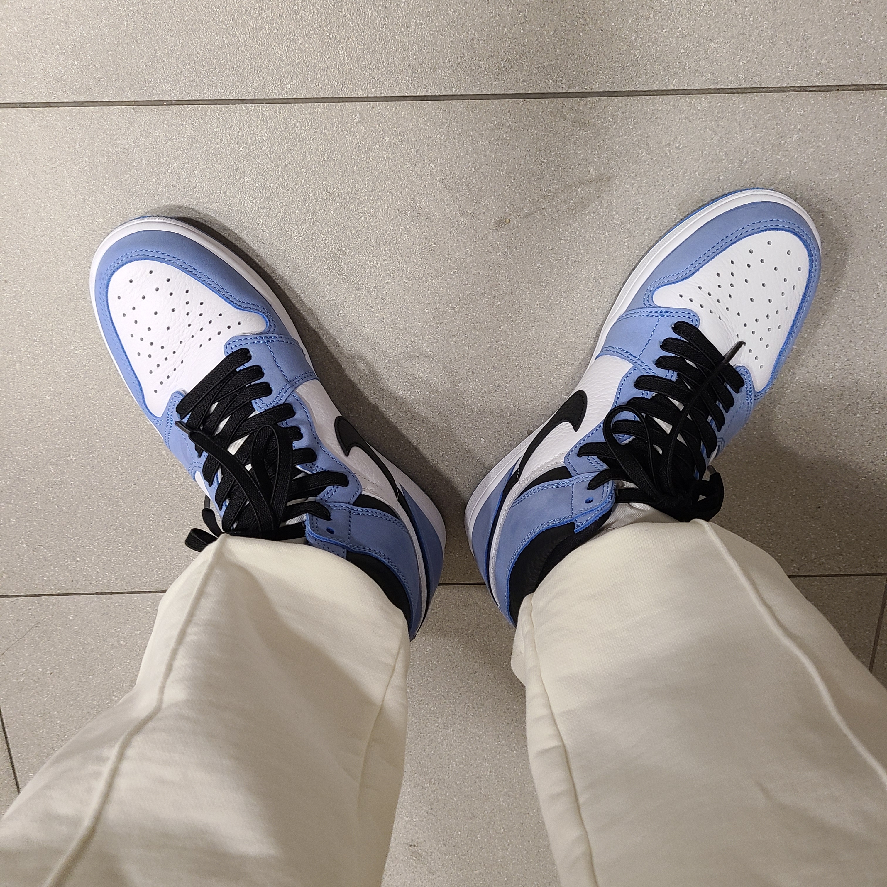 Jordan 1 Retro High OG University Blue 착용 스타일 - 2